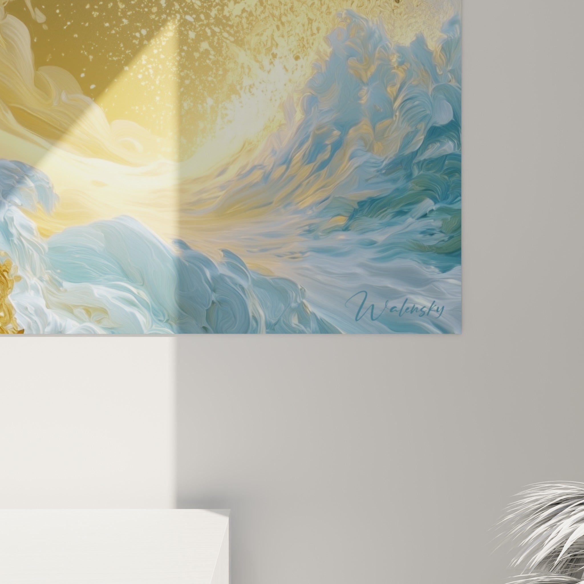 Empâtements dorés et écume bleu pastel granuleuse, matière épaisse et lumière captée en gros plan