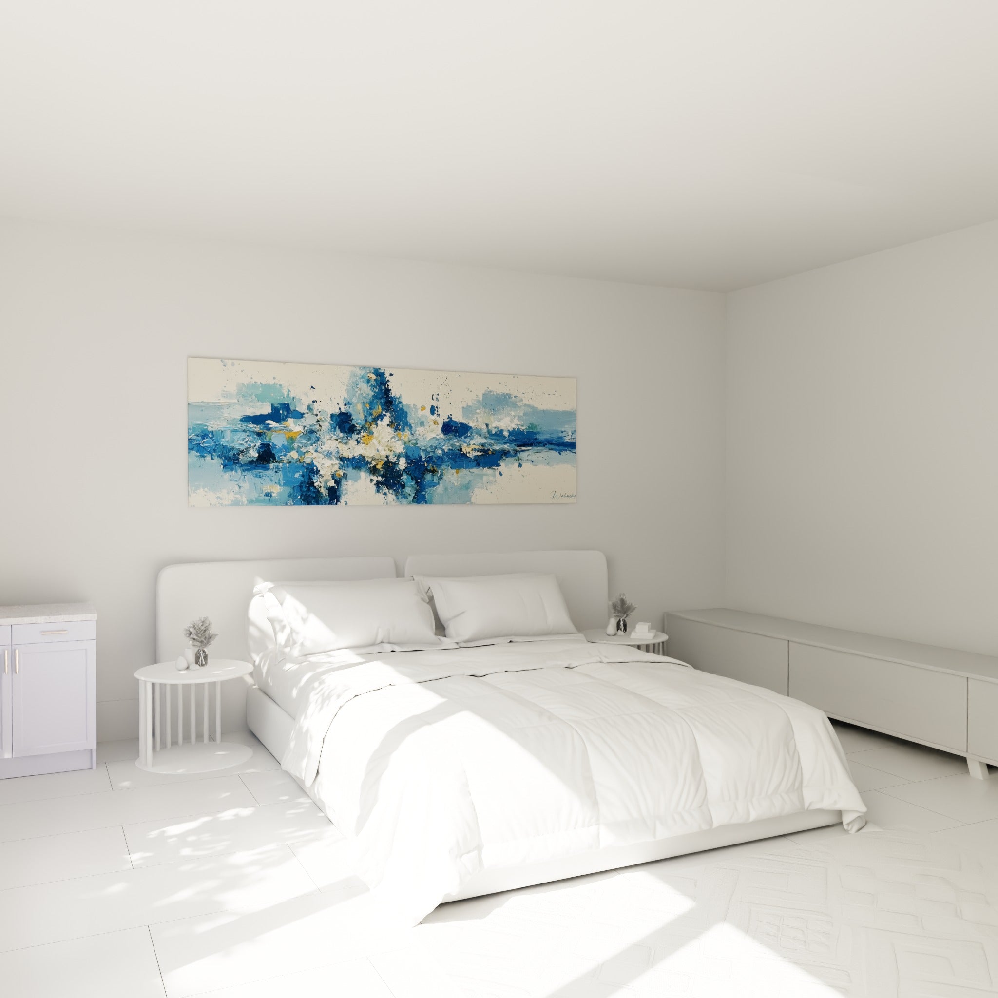 Éclat pictural bleu marine et doré au-dessus d'un lit dans une chambre claire et apaisante
