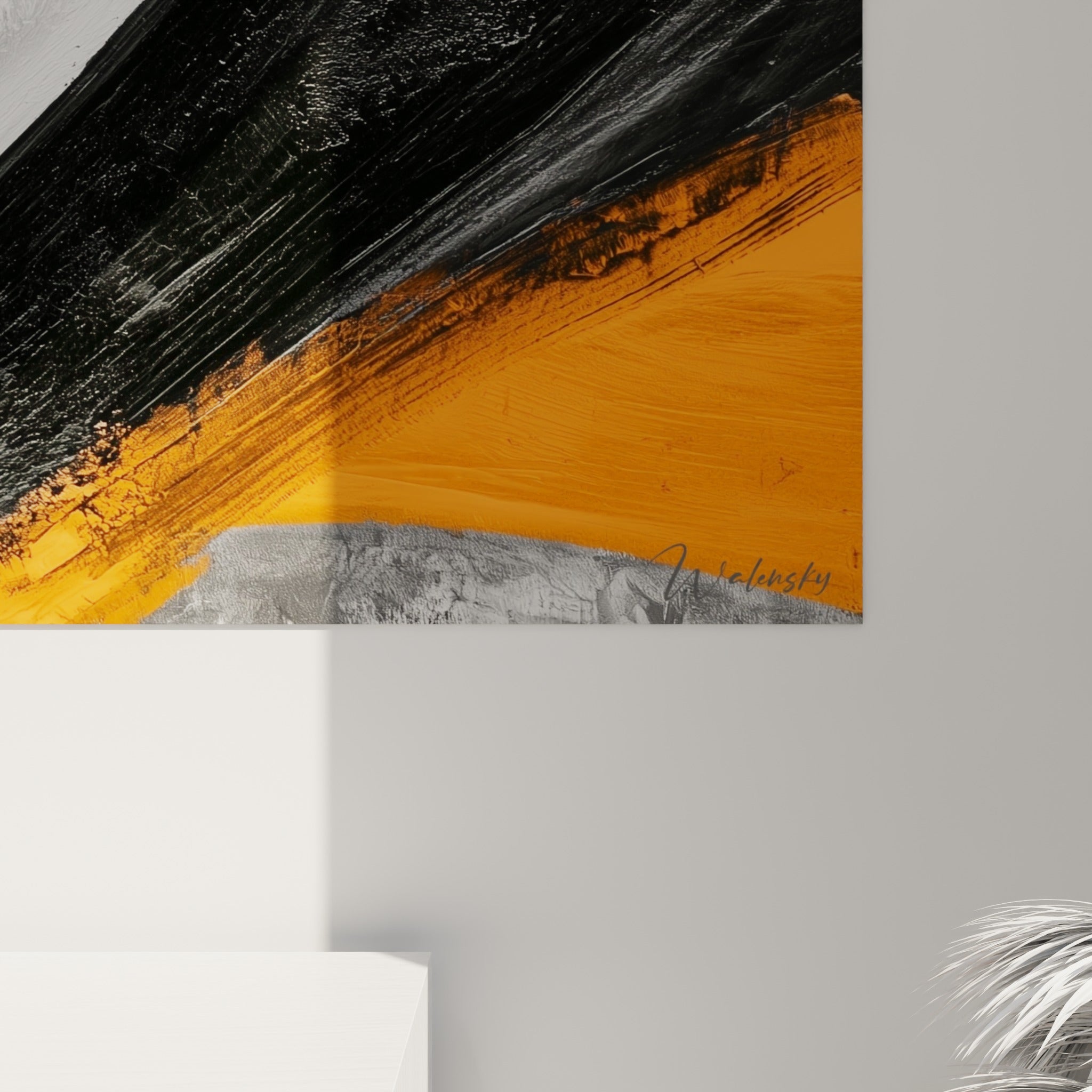 Empâtements noirs et coulures orangées visibles de près sur ce tableau artistique abstrait accroché au mur