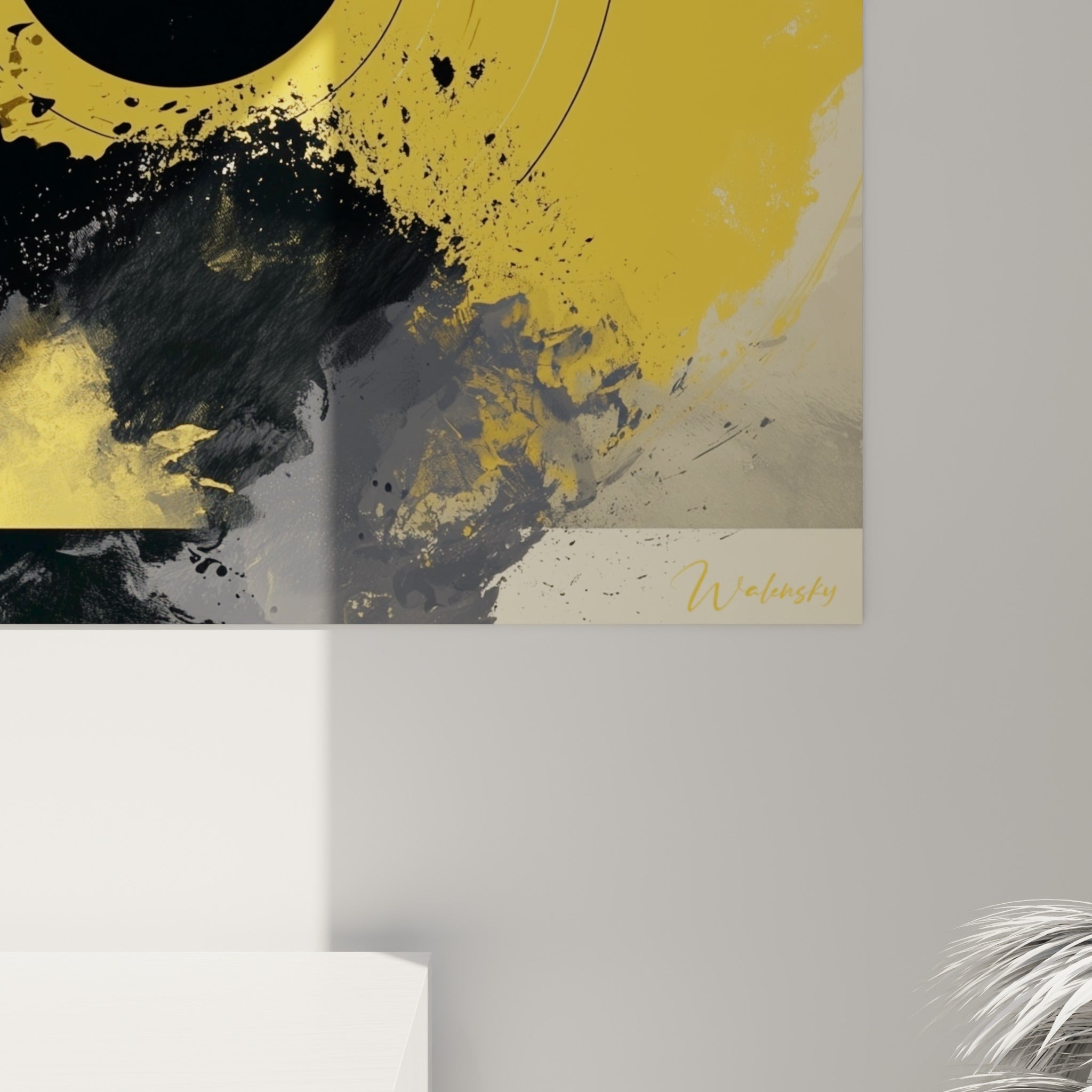 Empâtements noirs et jaune moutarde se mêlant en coulures denses, grain texturé visible sur la toile accrochée