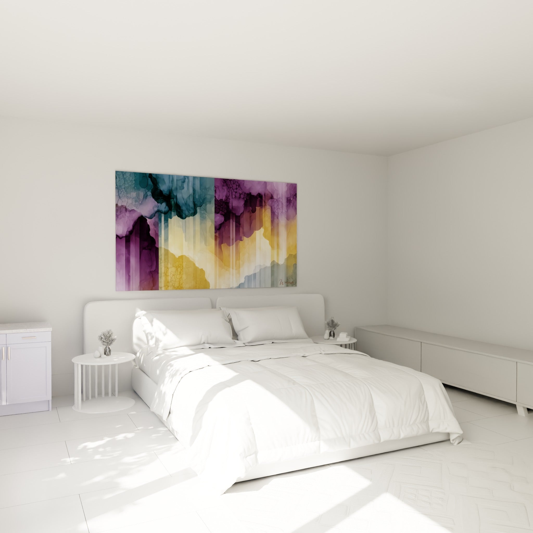 Encre marbrée violette et dorée aux formes organiques, accrochée au-dessus d'un lit dans une chambre claire
