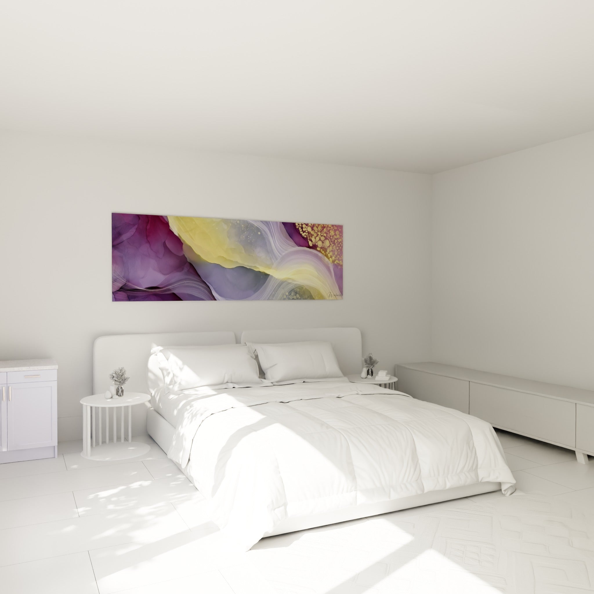 Courbes violettes et dorées de ce tableau artistique abstrait au-dessus d'un lit dans une chambre claire