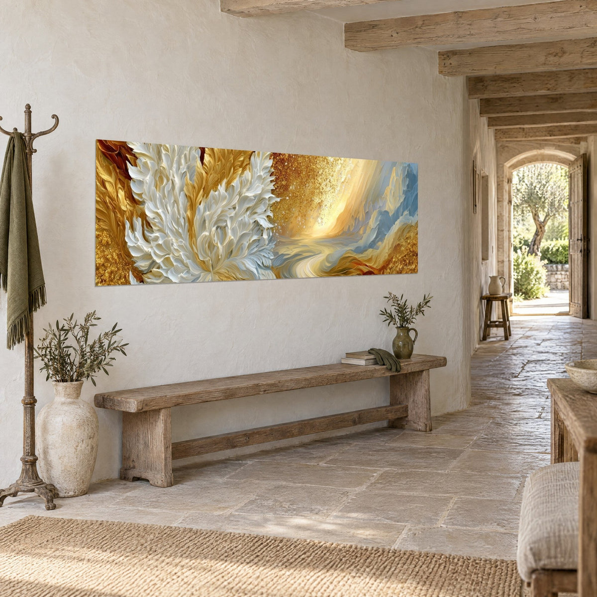 Tableau panache de plumes ivoire sur fond d'or pailleté et ruban bleu pâle, pierre ancienne d'un couloir de maison de campagne