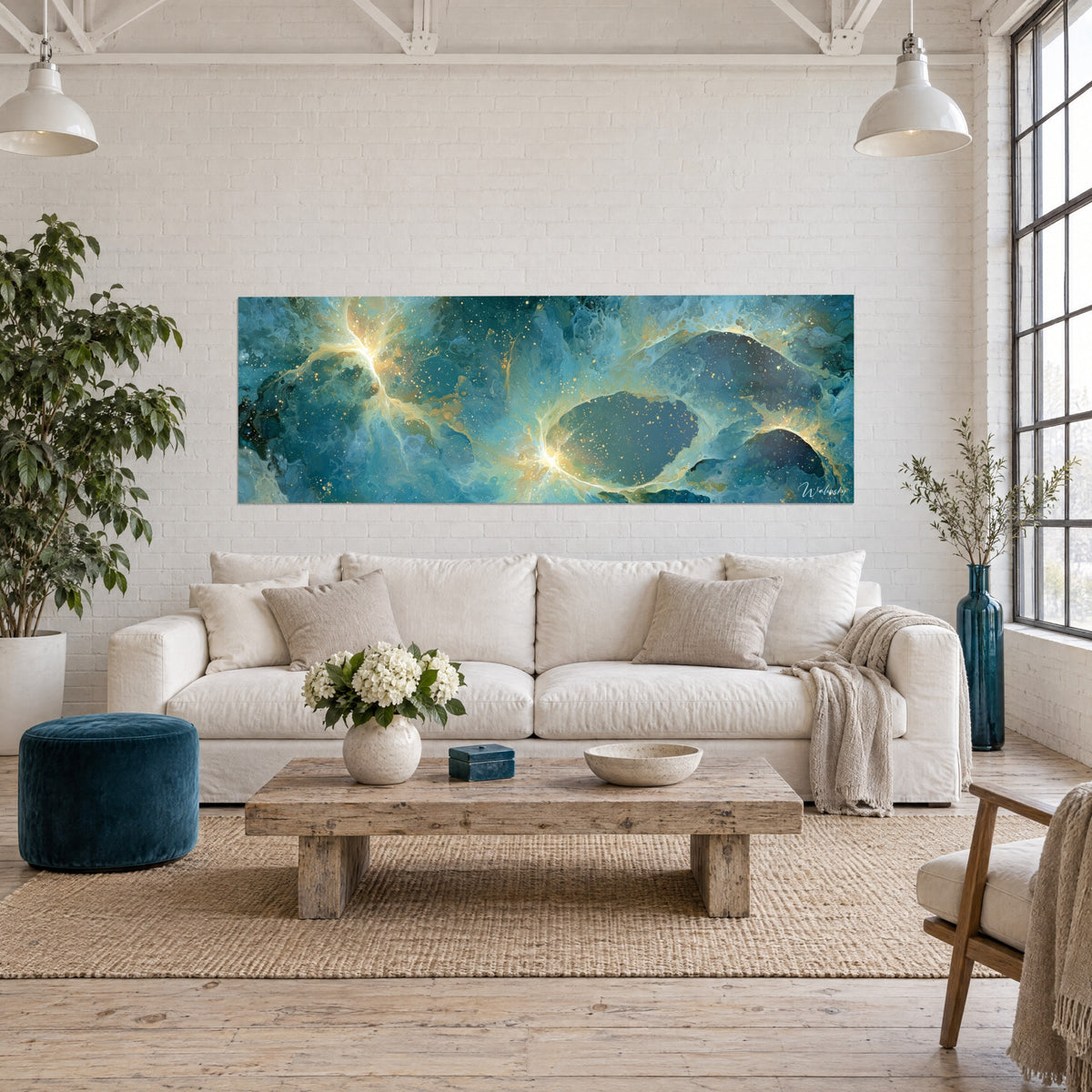 Gemälde Nebel in Türkis mit goldenem Staub und verzweigten elfenbeinfarbenen Blitzen, über einem Sofa in einem hellen Wohnzimmer