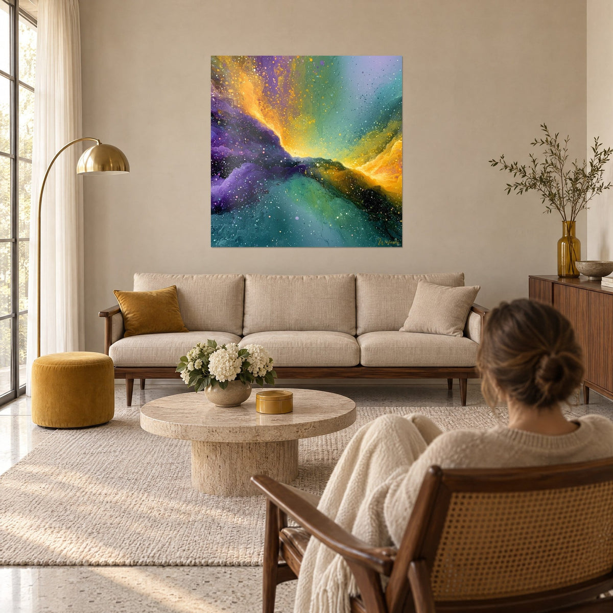 Gemälde Nebel in Violett und Gold, glitzernder Staub auf türkisfarbenem Grund, über einem Sofa in einem hellen Wohnzimmer