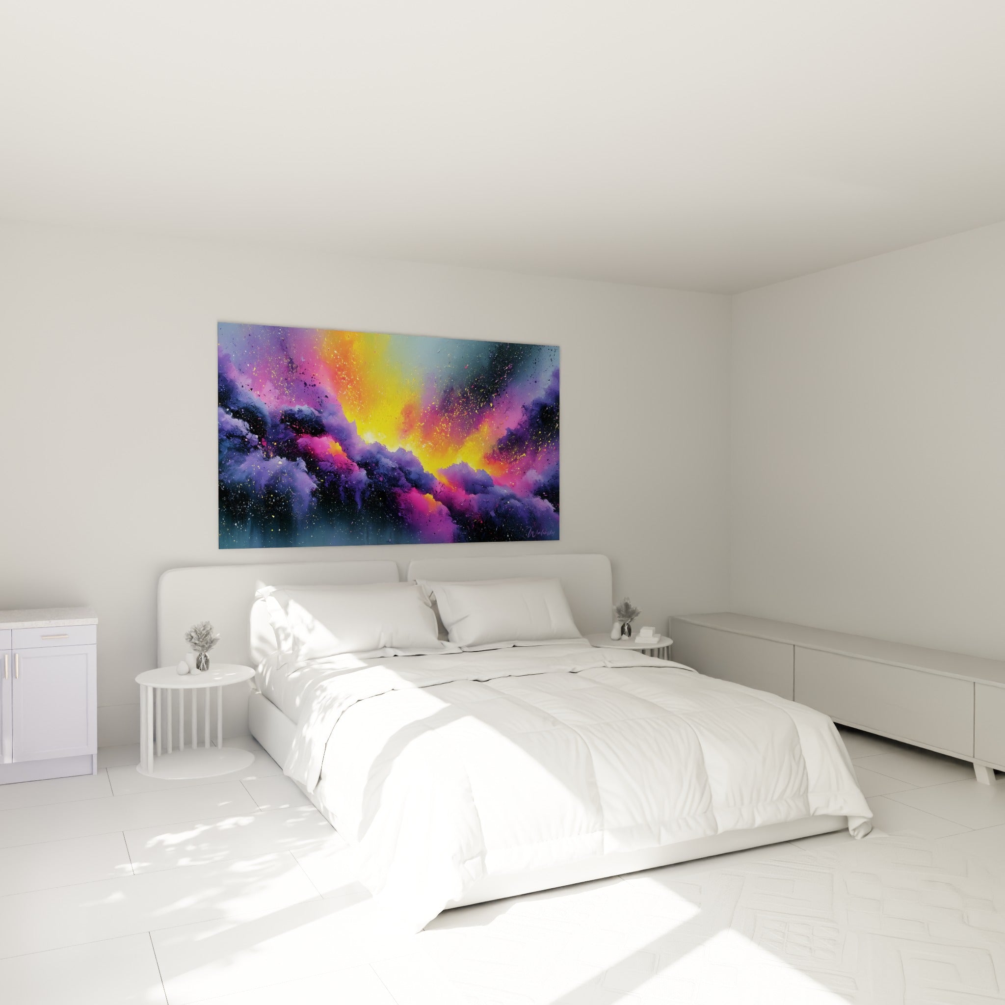 Explosion cosmique violette et jaune vif au-dessus d'un lit dans une chambre claire et lumineuse