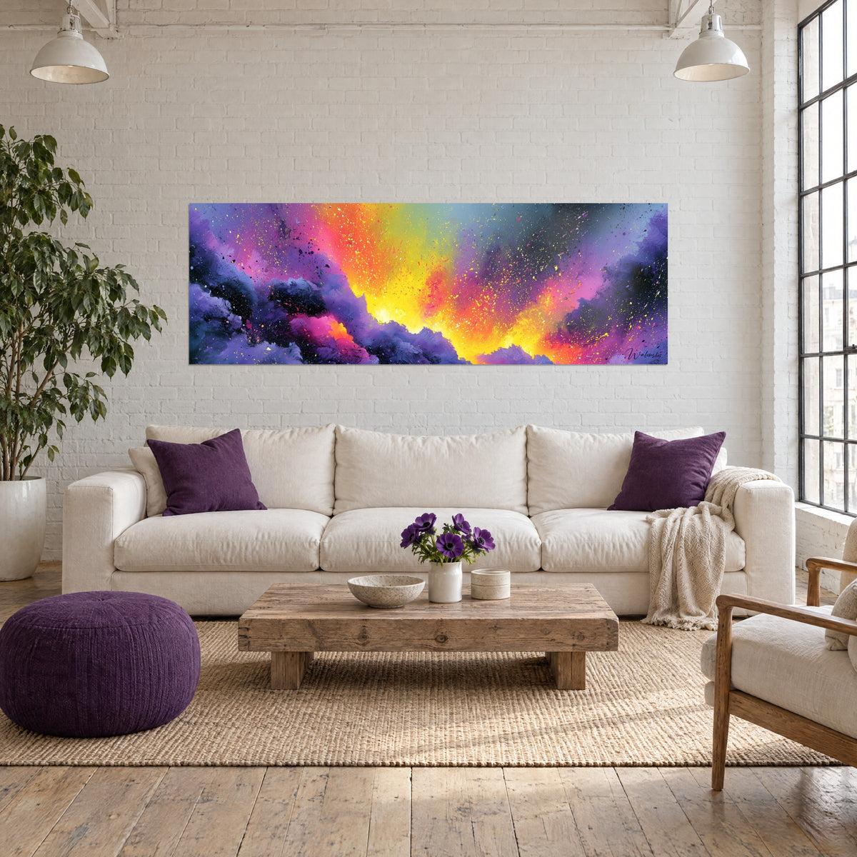 Gemälde Purpurner Nebel mit gelber und oranger Eruption, Farbspritzer, über einem Sofa in einem hellen Wohnzimmer