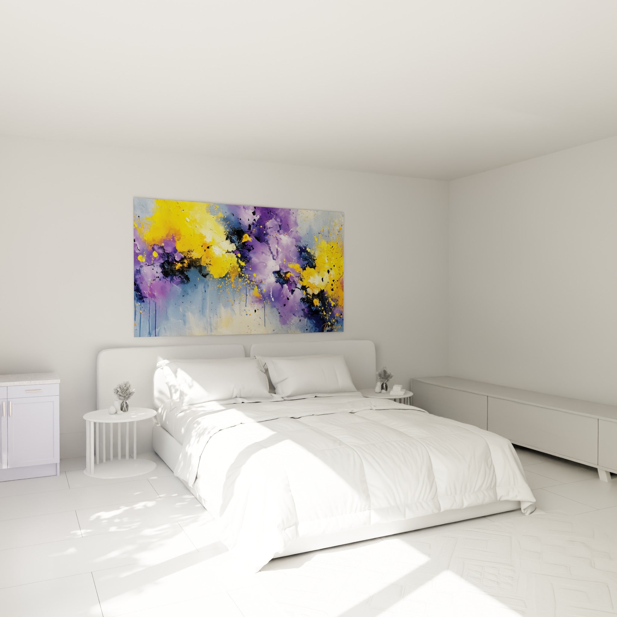 Masse violette et jaune vibrante accrochée au-dessus d'un lit dans une chambre claire