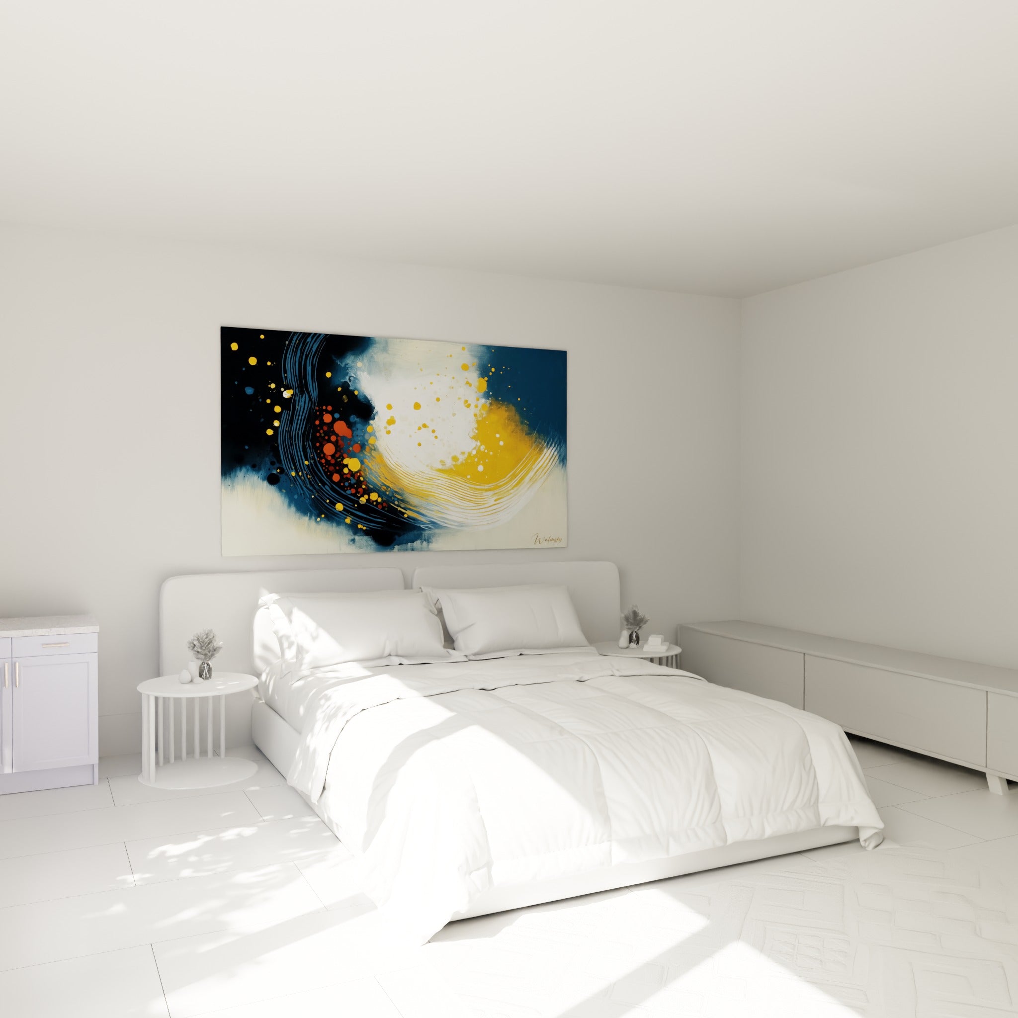 Explosion picturale bleu marine et ocre aux éclats dorés, accrochée au-dessus d'un lit dans une chambre claire