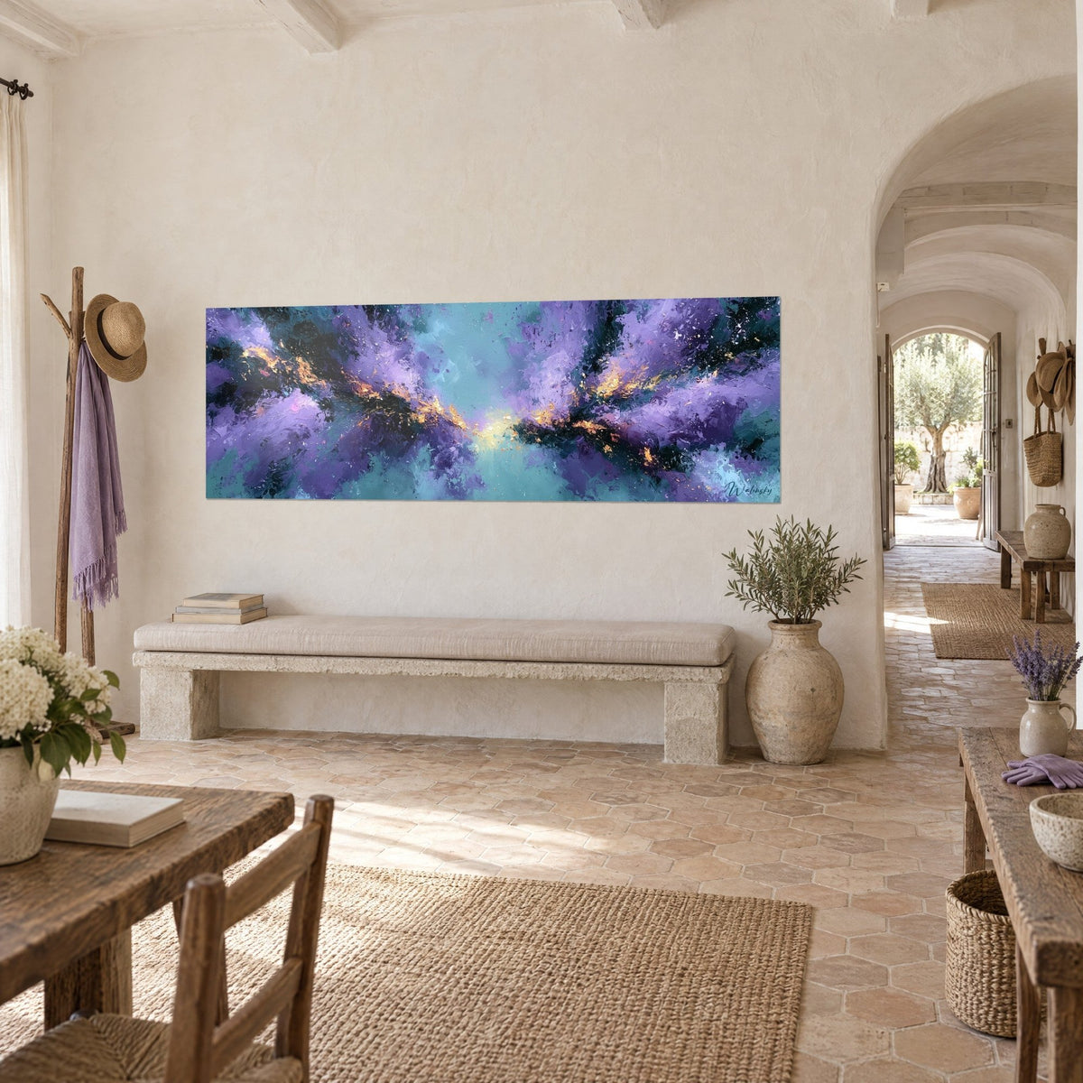 Tableau cosmos abstrait aux nuages lilas et bleu-vert, trouée lumineuse jaune au centre, dans l'entrée d'un mas provençal