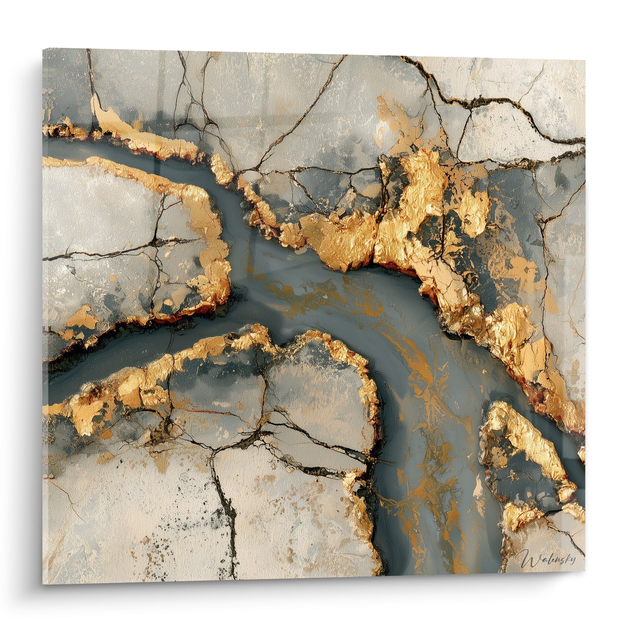 Faille dorée traversant une roche anthracite et beige, motif artistique abstrait aux veines craquelées