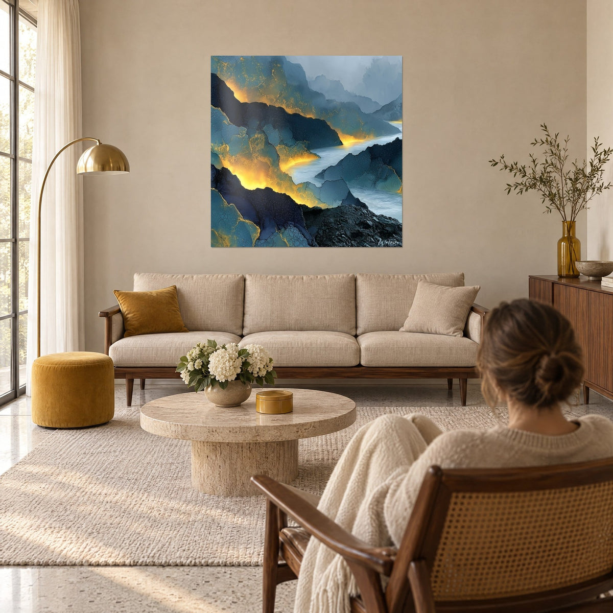 Tableau gorge volcanique aux veines d'or incandescentes sur roche bleu nuit, brume grise, au-dessus d'un canapé dans un salon lumineux