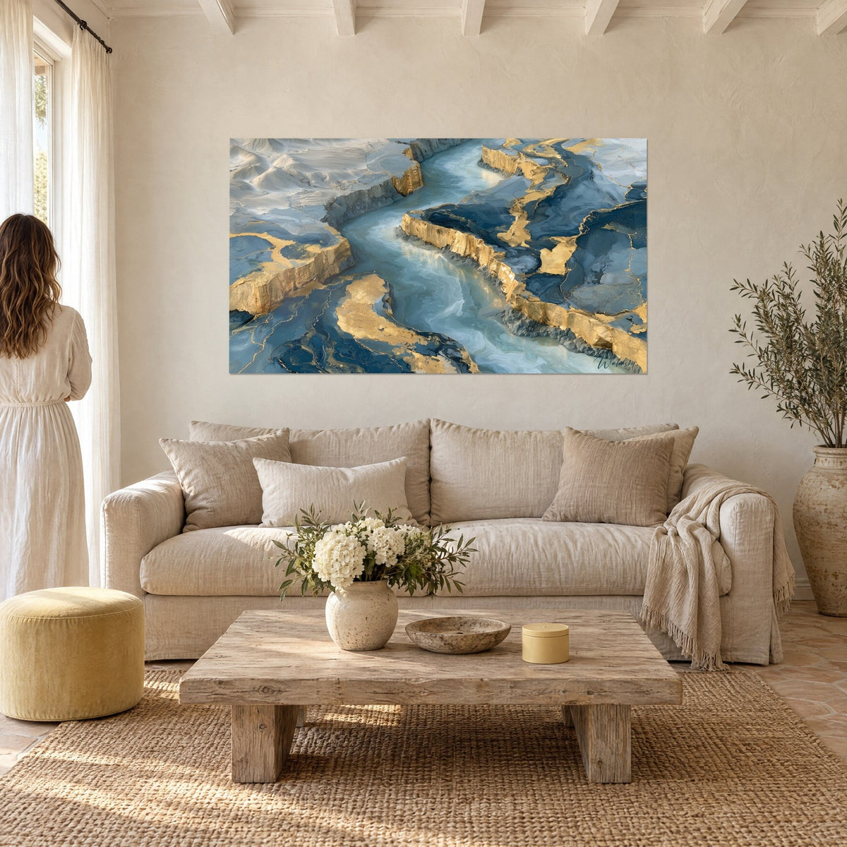 Tableau canyon aérien aux falaises dorées et rivière bleu glacier, au-dessus d'un canapé dans un salon lumineux