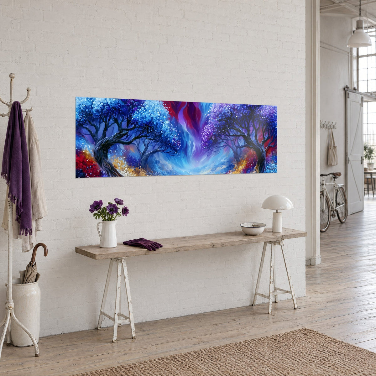 Quadro di una foresta incantata in formato panoramico, chiome indaco e lilla, tocchi di rosso carminio e oro in basso, appeso sopra una consolle in legno in un loft d'artista