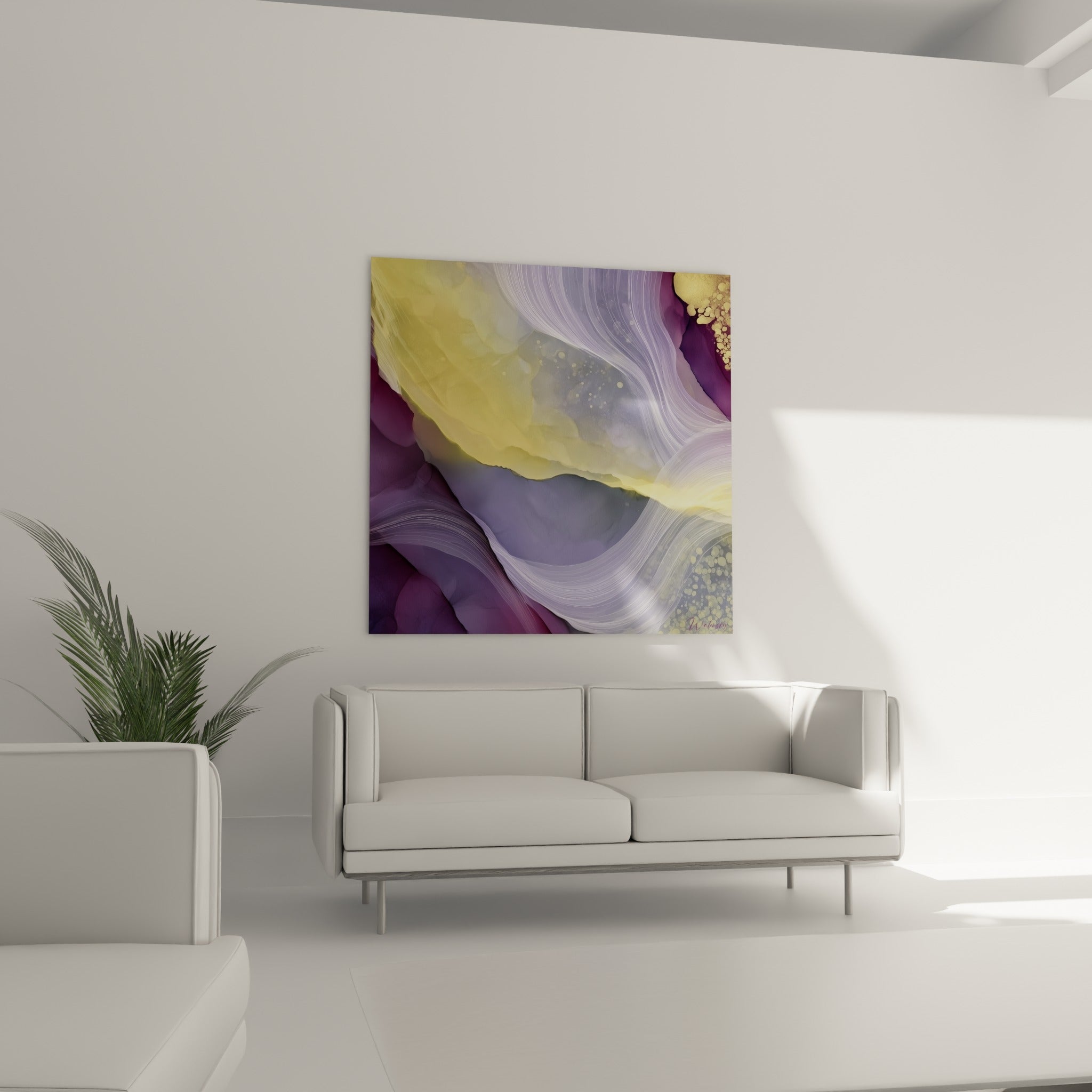 Filaments blancs et éclats dorés d'un tableau artistique abstrait, suspendu au-dessus d'un canapé dans un salon lumineux