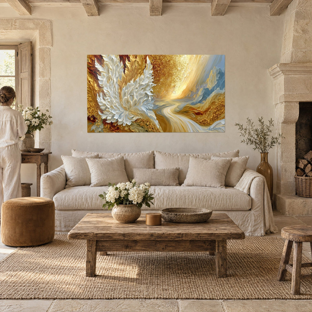 Tableau fleur de plumes blanches sur rivière d'or, bleu pâle et ocre, au-dessus d'un canapé dans un salon lumineux