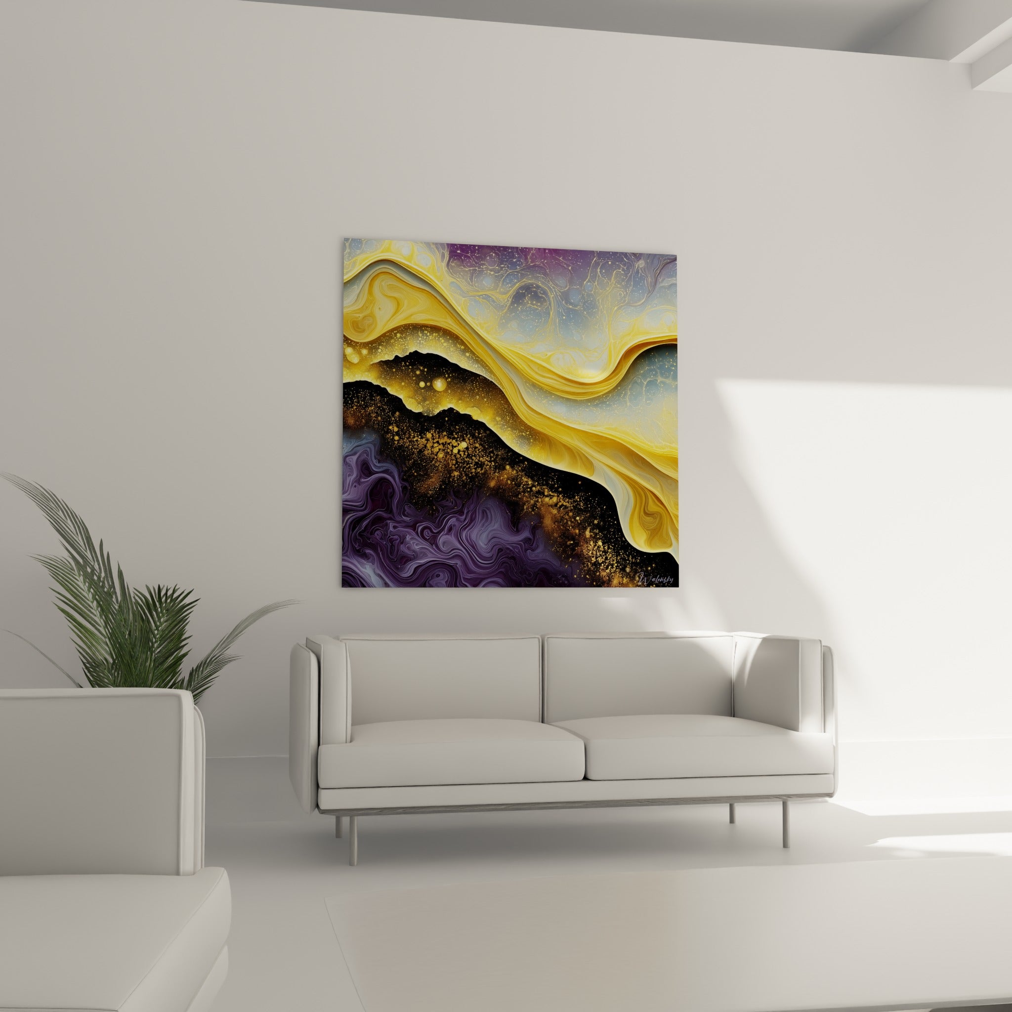 Composition abstraite aux teintes or et violettes marbrées, suspendue au-dessus d'un canapé dans un salon lumineux