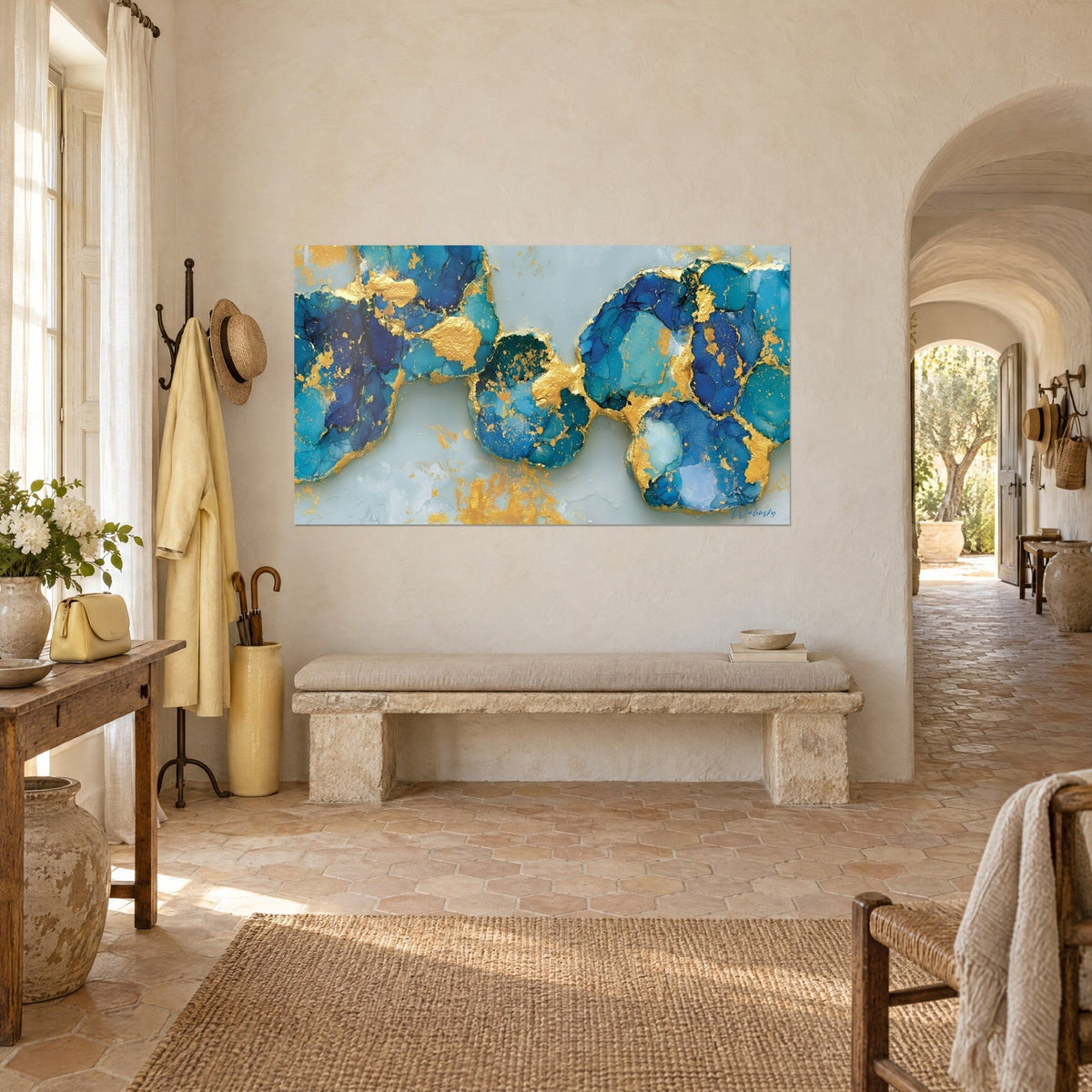 Tableau géodes bleu cobalt et feuilles d'or sur fond gris perle, accroché au-dessus d'un banc de pierre, mas provençal