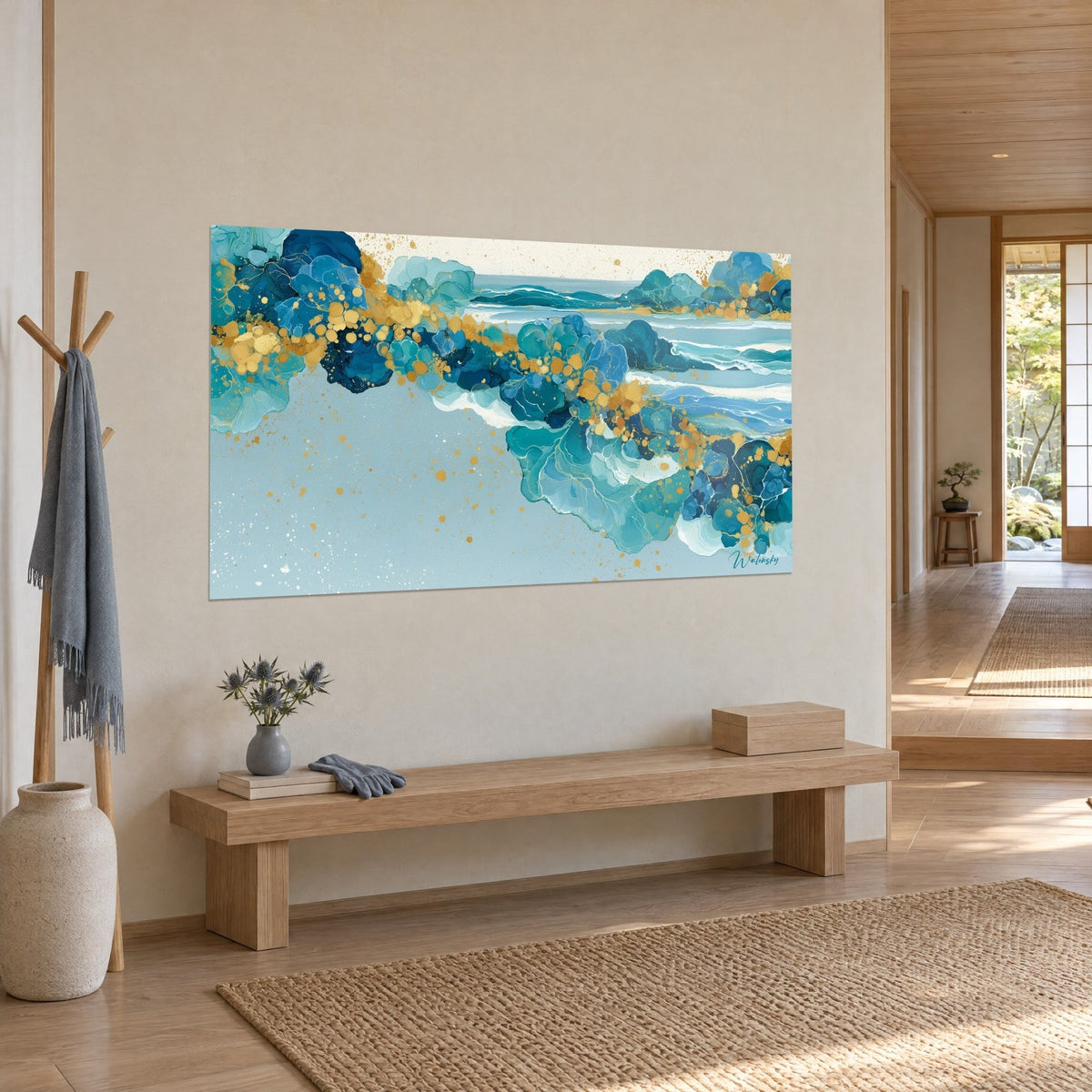 Tableau rivage minéral scintillant, bande de coraux bleu nuit et turquoise piquetée d'or, vue de trois-quarts dans une entrée japandi
