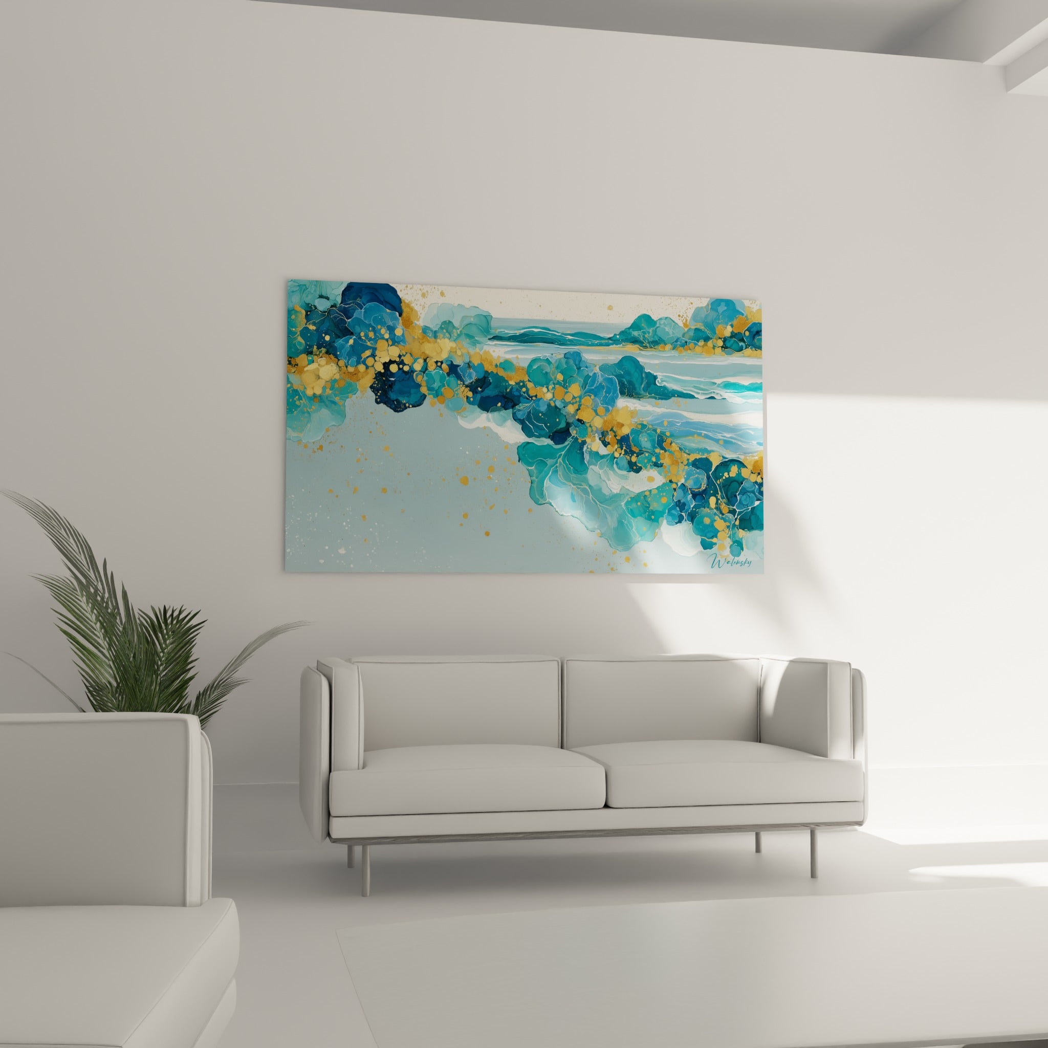 Formes fluides bleu pétrole et dorées de ce tableau accroché au-dessus d'un canapé dans un salon lumineux