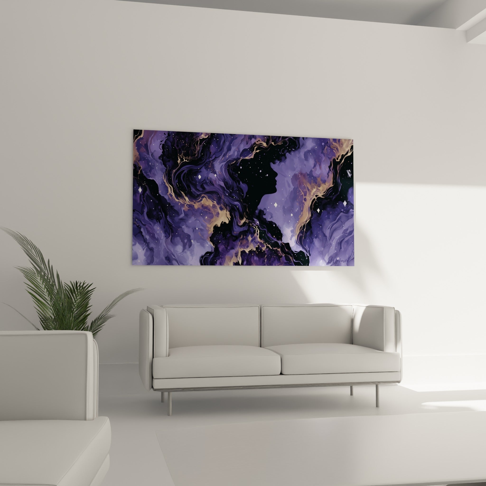 Nébuleuse pourpre et filaments dorés surplombant un canapé dans un salon lumineux