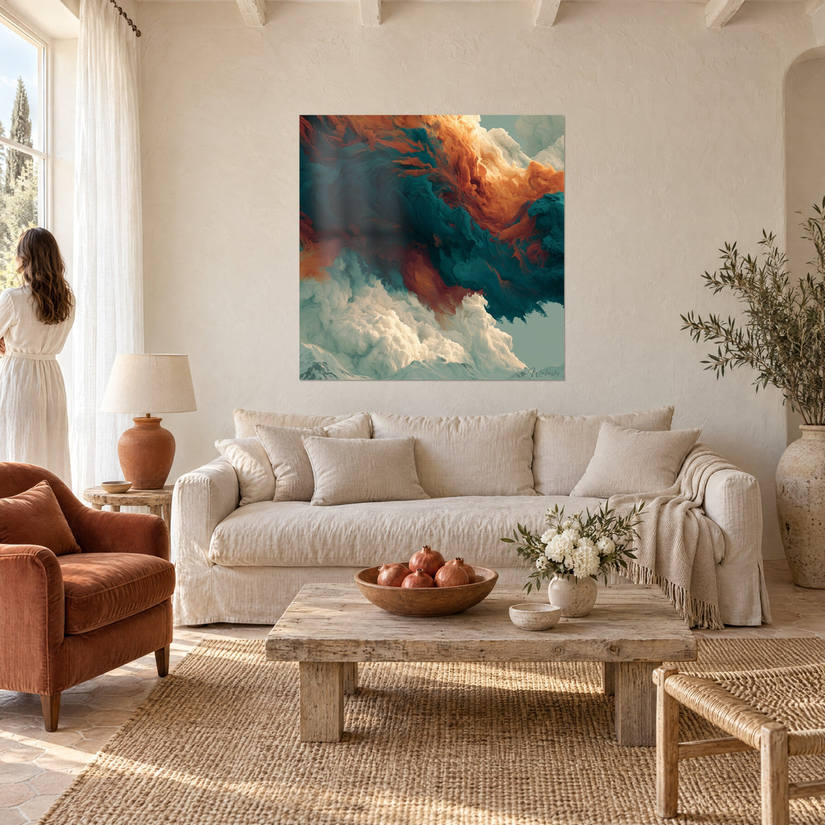 Quadro nuvole di fumo arancio e verde petrolio, volute color crema in basso, una donna in abito bianco di spalle, sopra un divano in un soggiorno luminoso