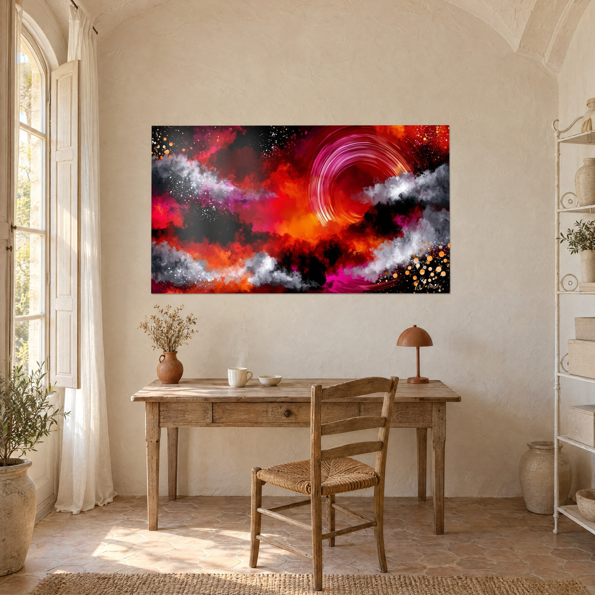 Gemälde abstrakter Pulver in Purpur und Orange, goldene Funken, beige Putzwand über einem Holzschreibtisch