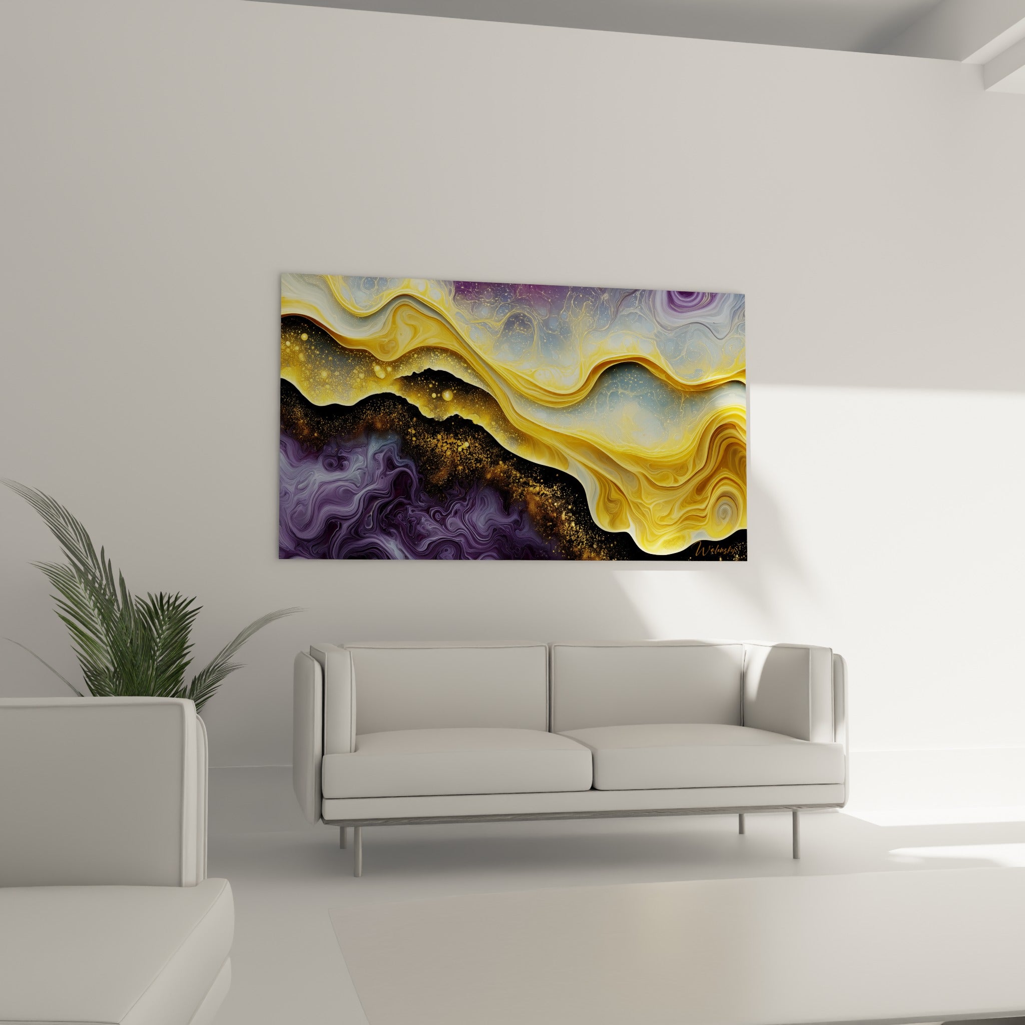 Motifs marbrés or et pourpre déployés au-dessus d'un canapé dans un salon lumineux