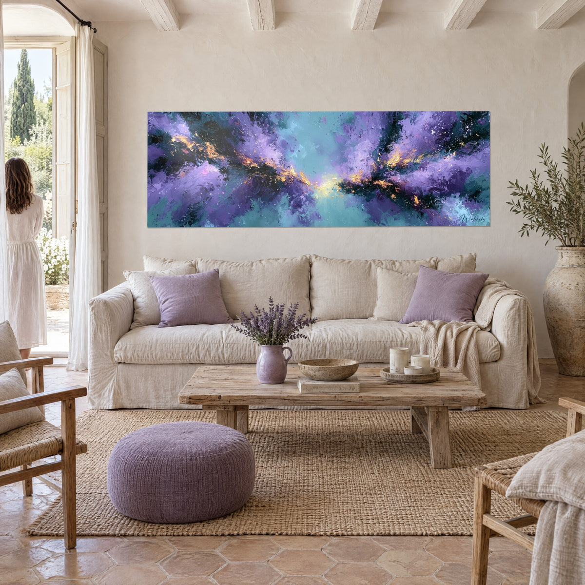 Gemälde Nebel in violetten und türkisfarbenen Splittern, zentrale goldene Spalte, zwei Personen von hinten, über einem Sofa in einem hellen Wohnzimmer