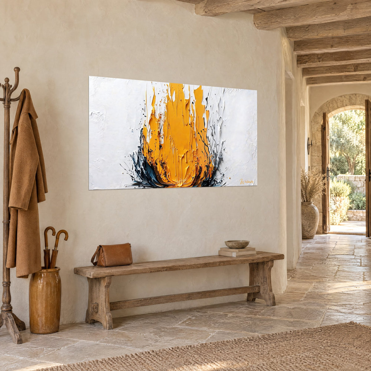 Tableau gerbe de peinture moutarde aux coulures épaisses et traits noirs, vue de trois quarts, mur crépi beige d'une entrée