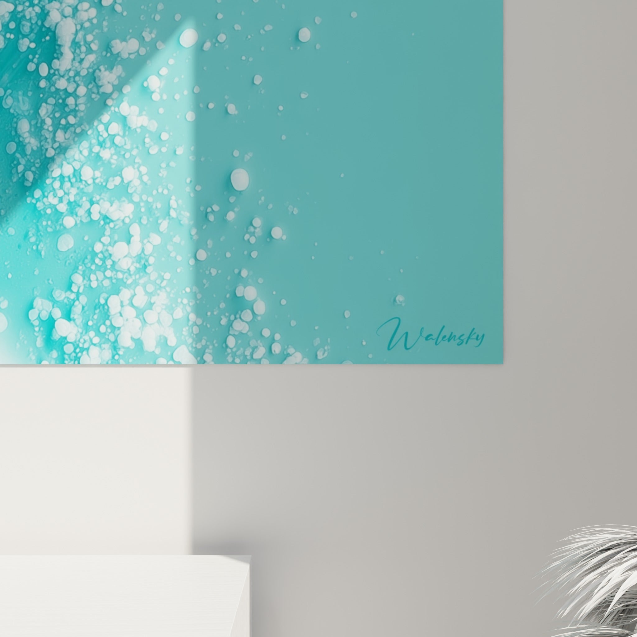 Détail des striures liquides et perles nacrées en turquoise profond révélant le grain de l'impression