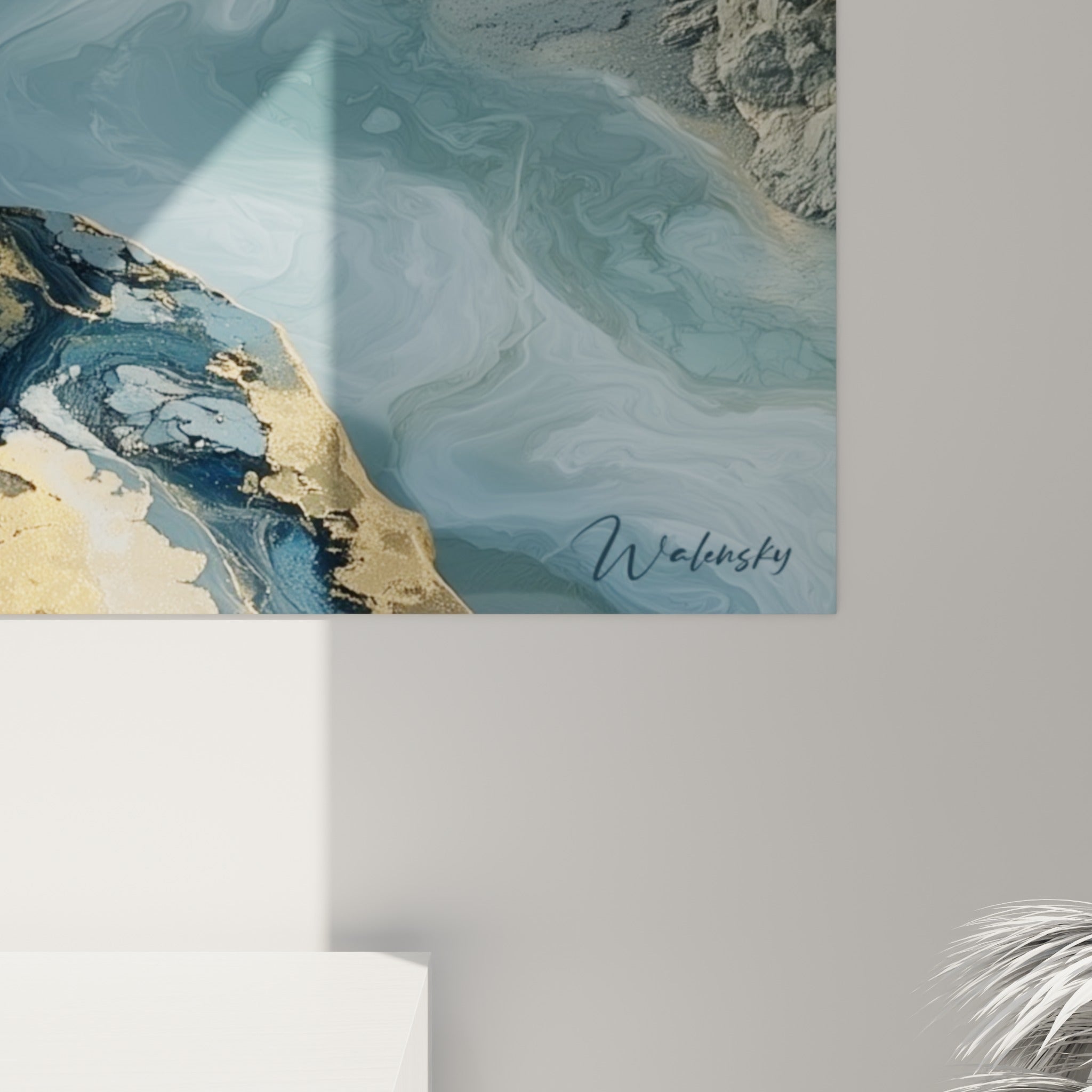 Grain doré texturé et coulures bleu marine se mêlant en gros plan sur la surface peinte de l'œuvre accrochée