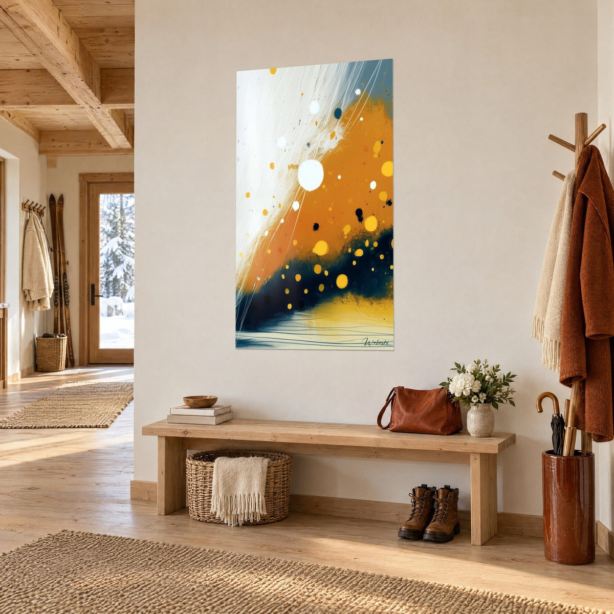 Tableau éclaboussures solaires ocre et bleu nuit, bande blanche striée, accroché près d'un banc en bois, entrée de chalet