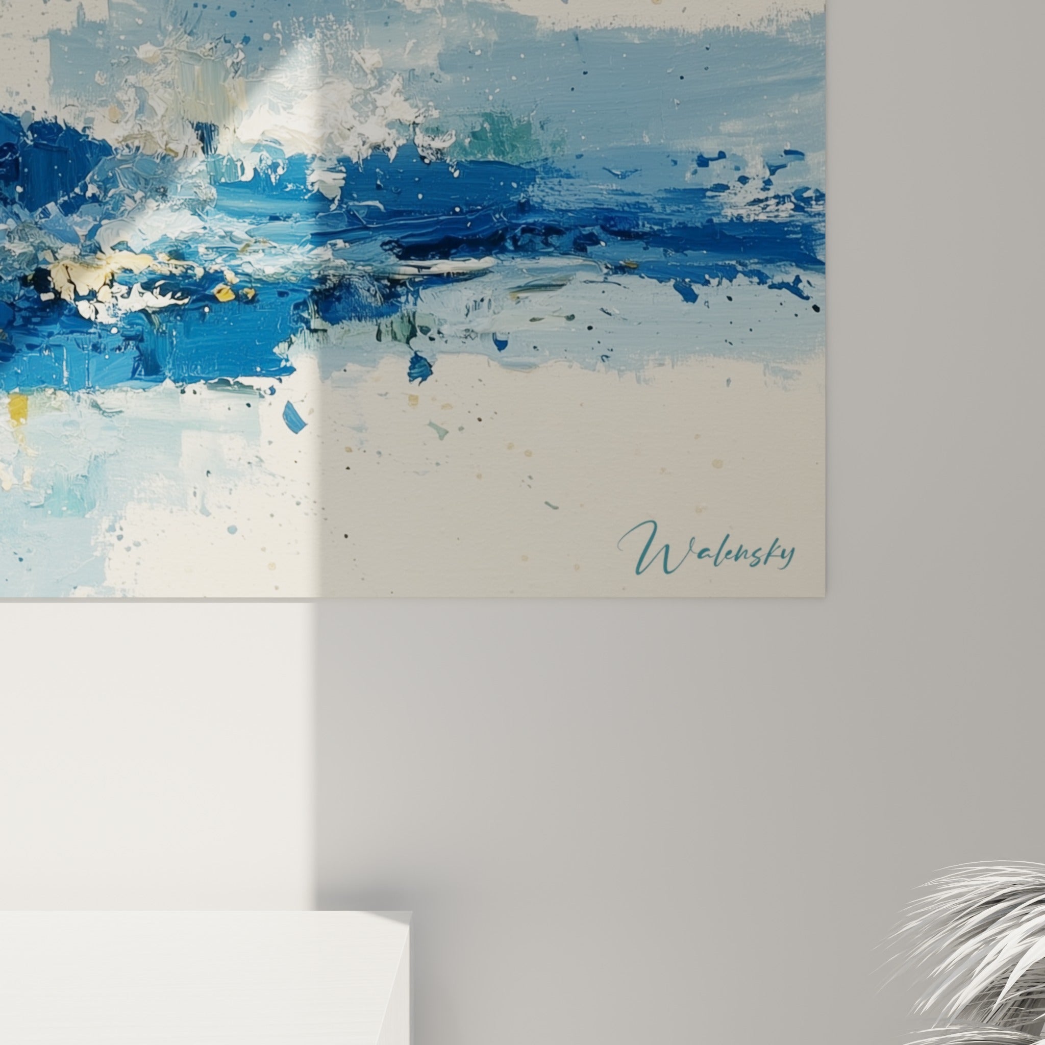 Empâtements épais bleu marine, blanc crème et éclats dorés révélant la matière texturée de la toile