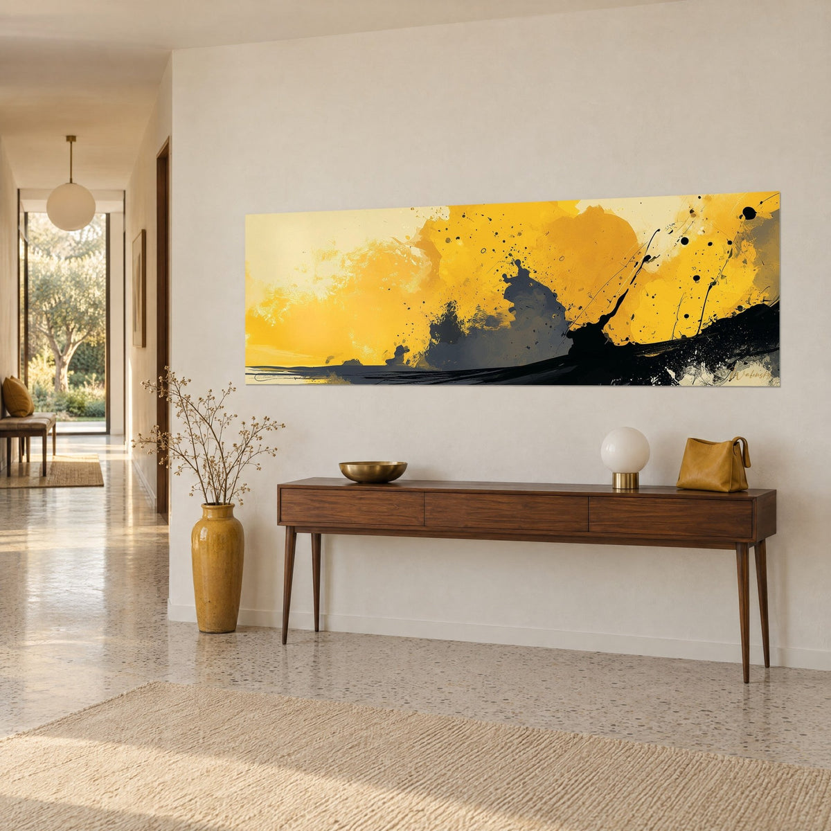 Tableau panoramique abstrait aux nuages de peinture jaune moutarde et gris ardoise, vu de trois-quarts au-dessus d'une console en bois