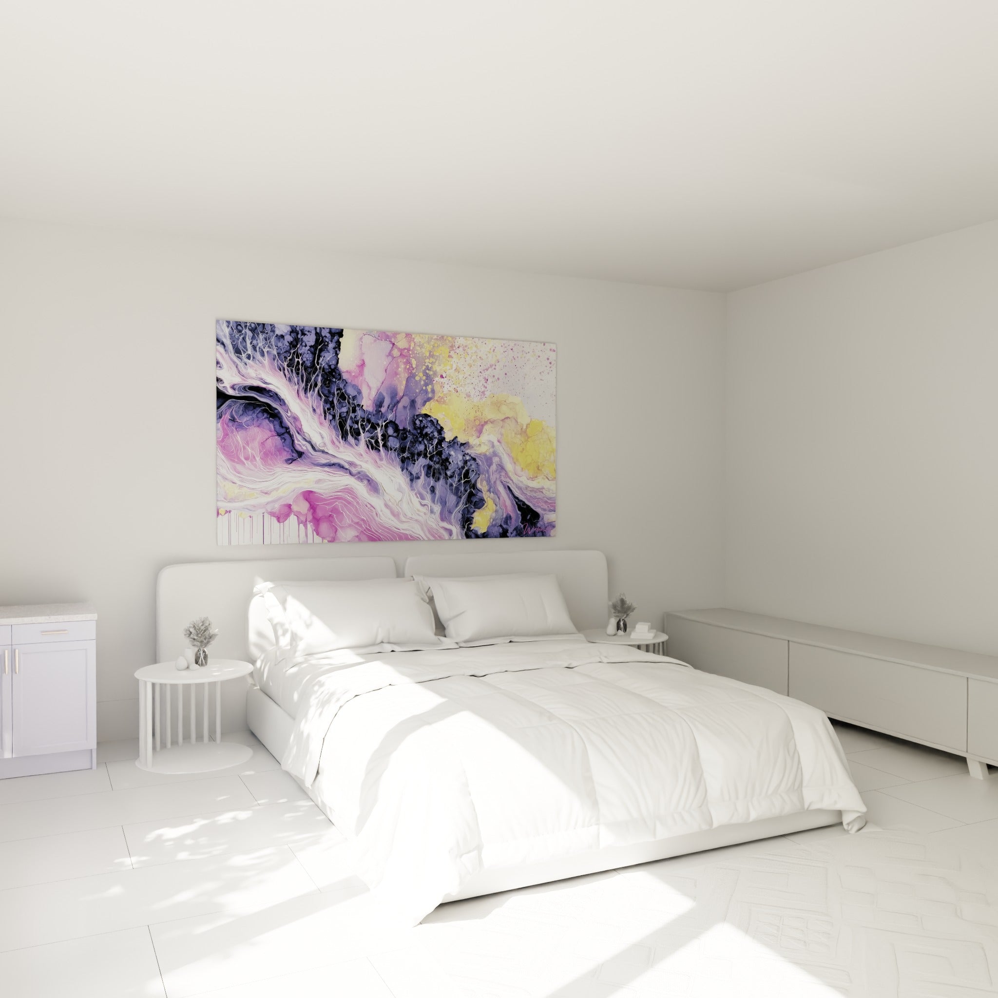 Vagues fluides roses et dorées de ce tableau abstrait au-dessus d'un lit dans une chambre claire