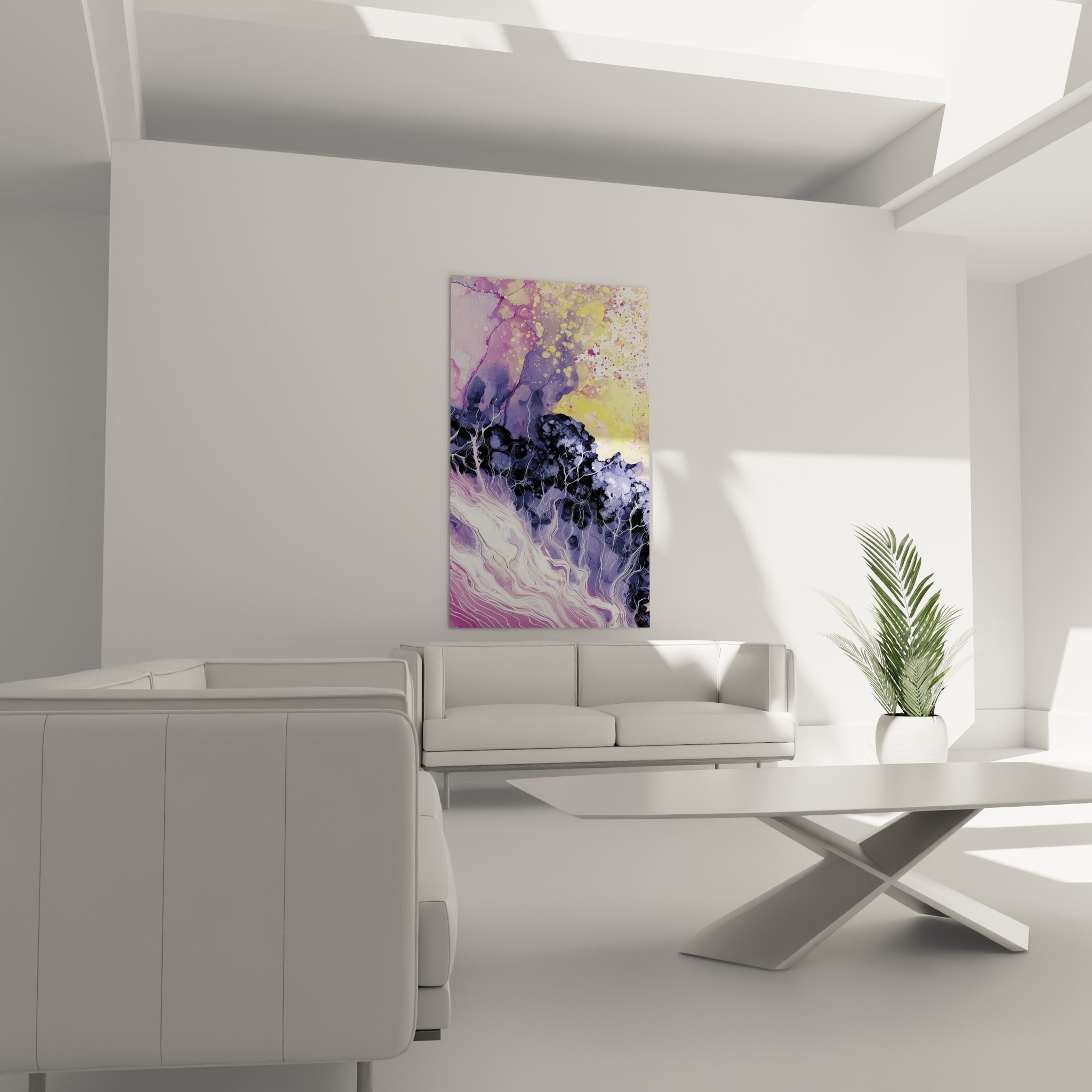 Composition violette et jaune pâle à la silhouette noire ramifiée, au-dessus d'un canapé dans un salon lumineux