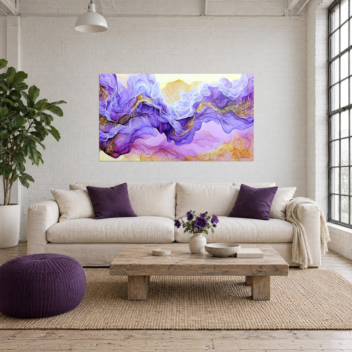 Tableau ondulations lilas et dorées, voiles blancs et paillettes d'or, au-dessus d'un canapé dans un salon lumineux