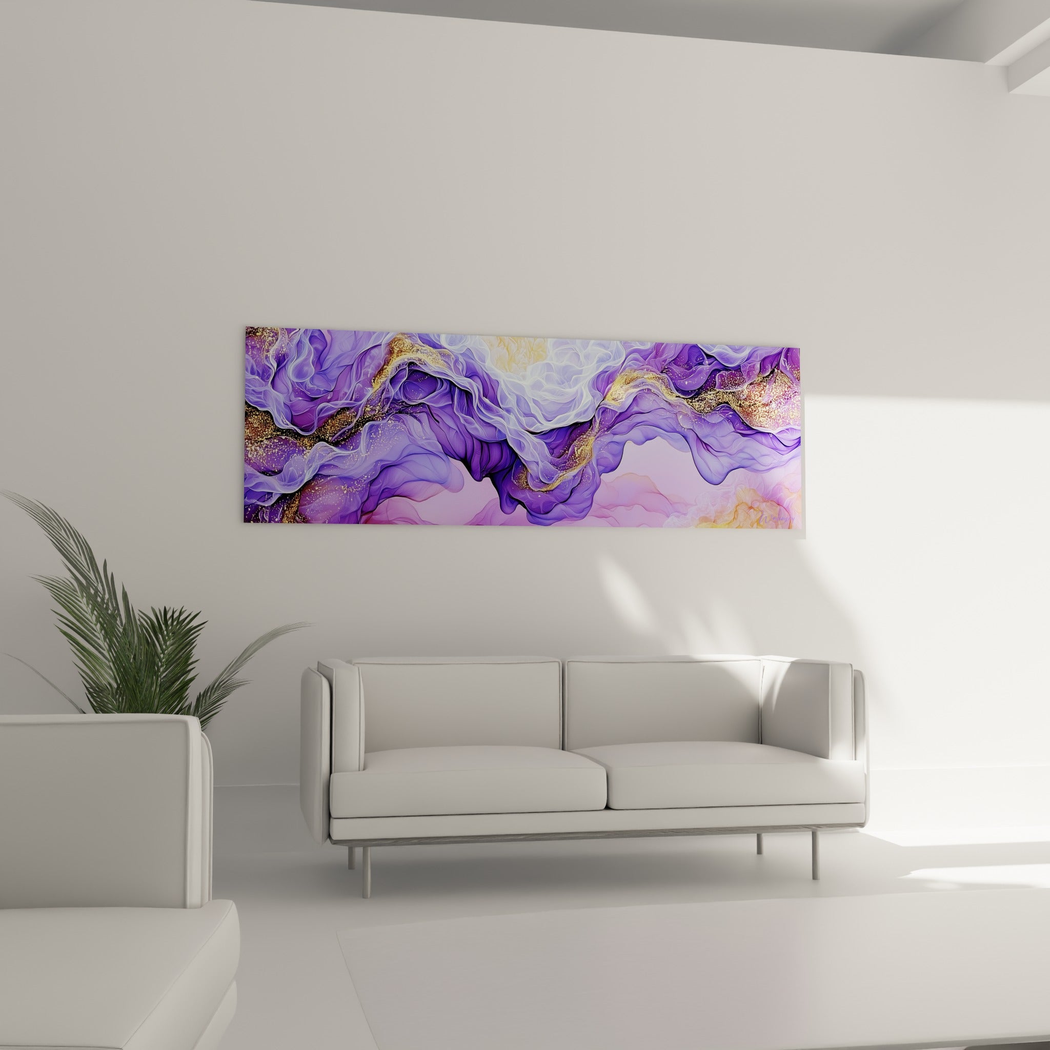 Courbes lavande et pointes dorées d'un tableau artistique abstrait au-dessus d'un canapé dans un salon lumineux
