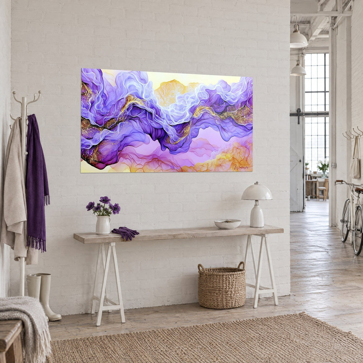Tableau drapé de fumée violette zébré de veines d'or sur fond crème, vu de biais sur une console en bois d'un loft