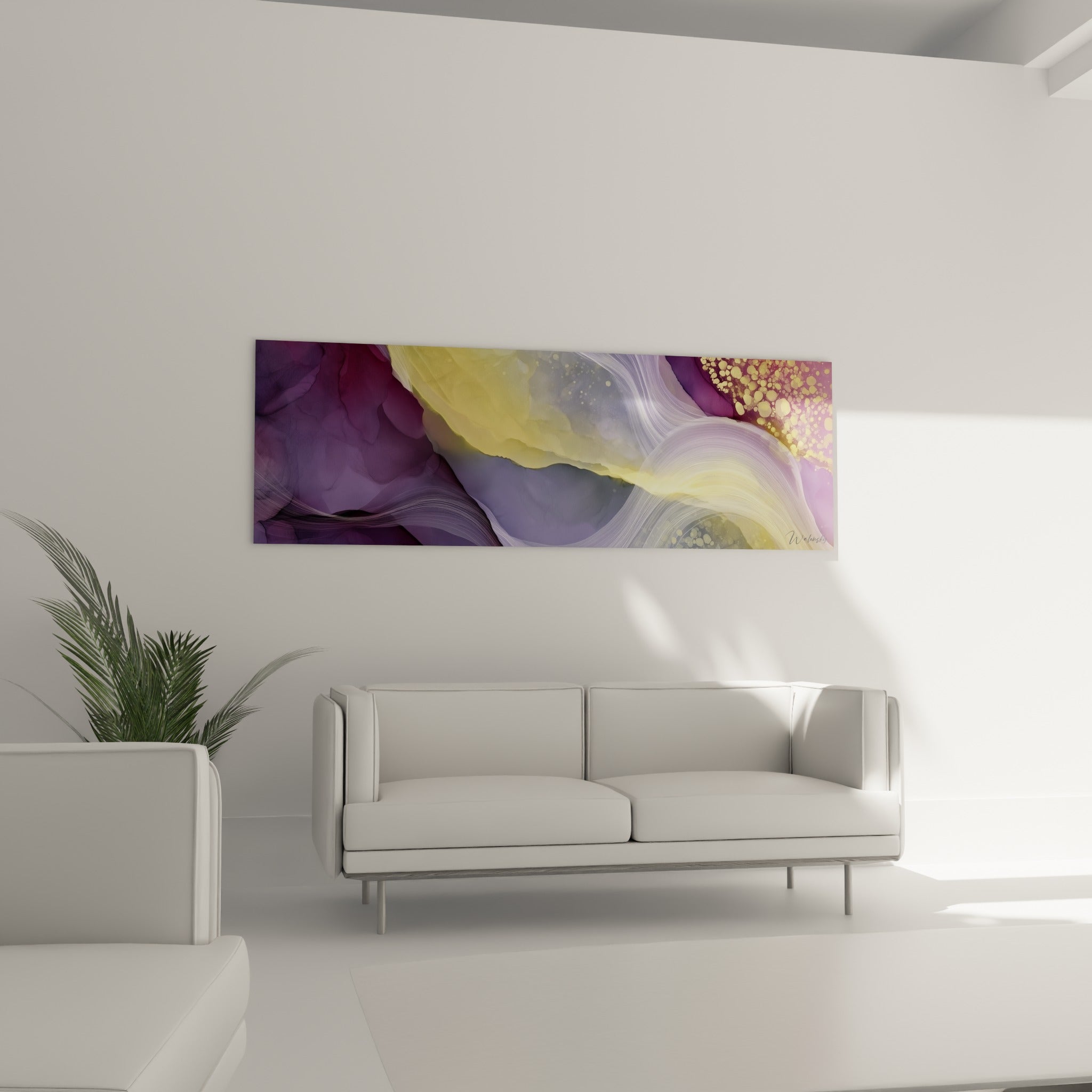 Marbrures pourpres et jaune pâle de ce tableau artistique abstrait au-dessus d'un canapé dans un salon lumineux