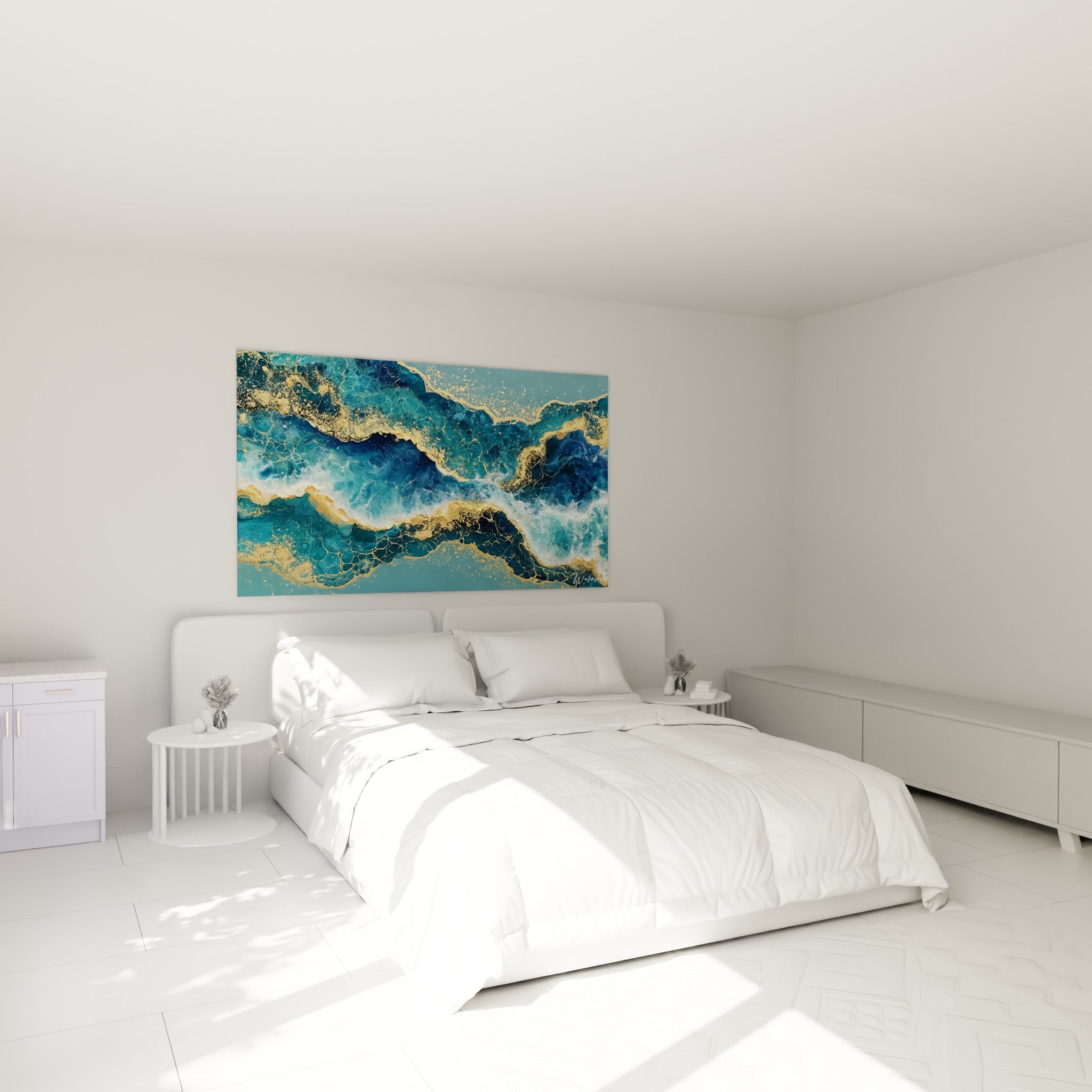 Marbrure océanique bleu marine et or au-dessus d'un lit dans une chambre claire