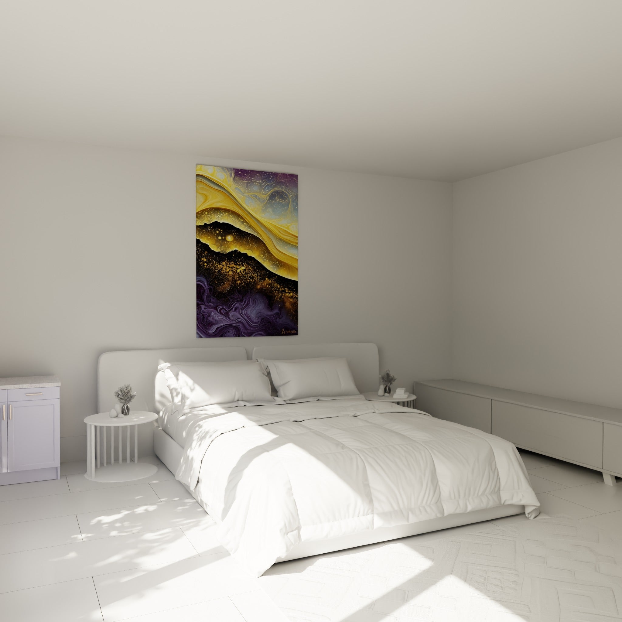 Coulée dorée et volutes violettes de ce tableau artistique abstrait au-dessus d'un lit dans une chambre claire
