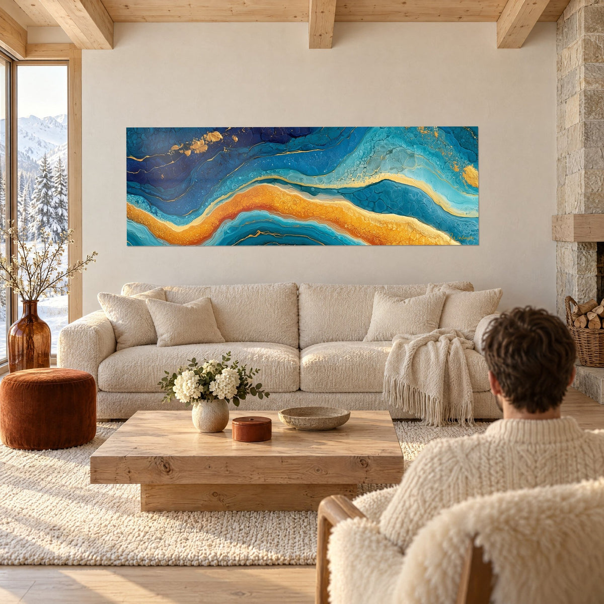 Tableau vagues marbrées bleu nuit et turquoise bordées d'or ambre, au-dessus d'un canapé dans un salon lumineux