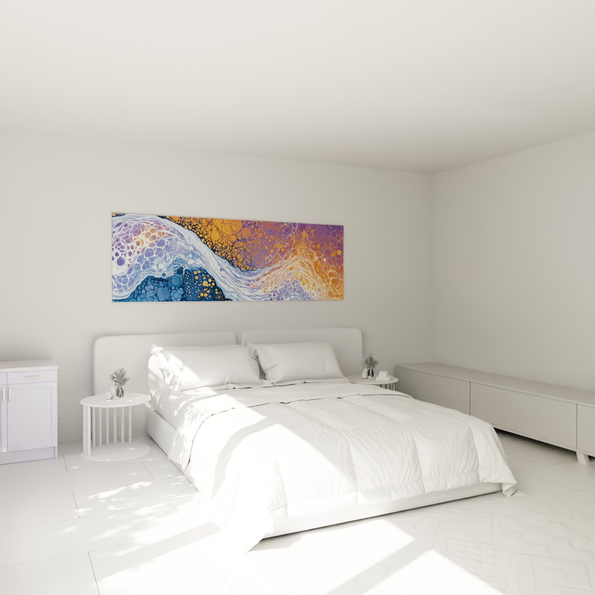Composition fluide bleu marine et orange dorée déployée au-dessus d'un lit dans une chambre claire