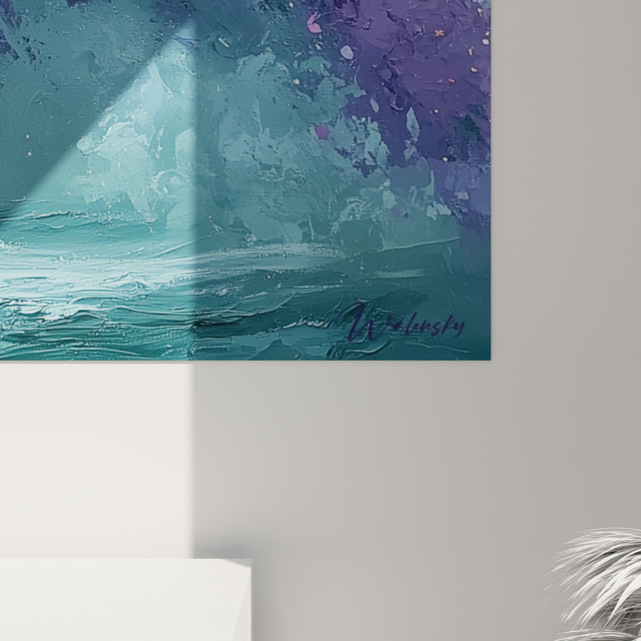 Empâtements de peinture violette et turquoise laissant apparaître des coulures dorées en gros plan sur la toile
