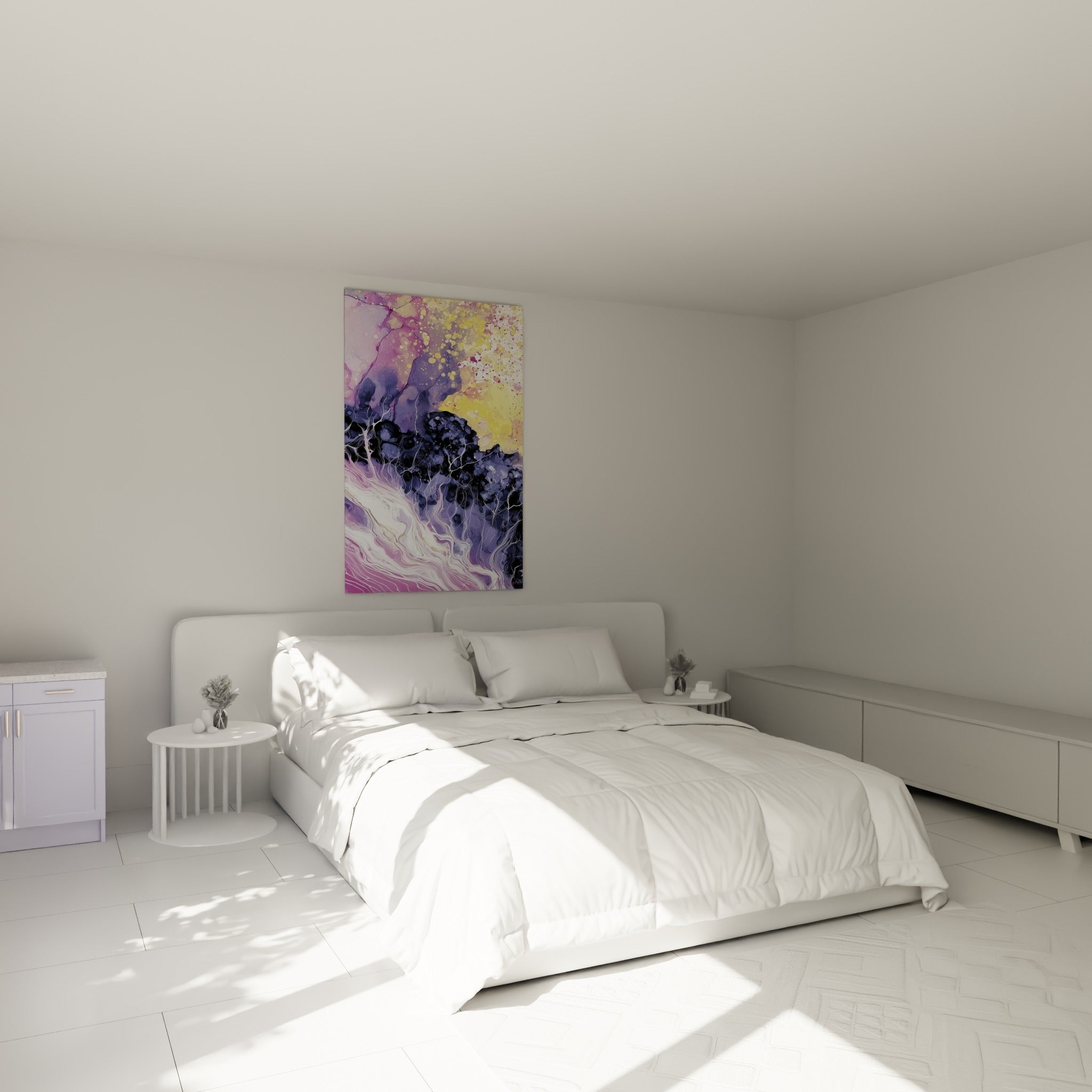 Œuvre abstraite mauve et dorée aux coulées blanches accrochée au-dessus d'un lit dans une chambre claire