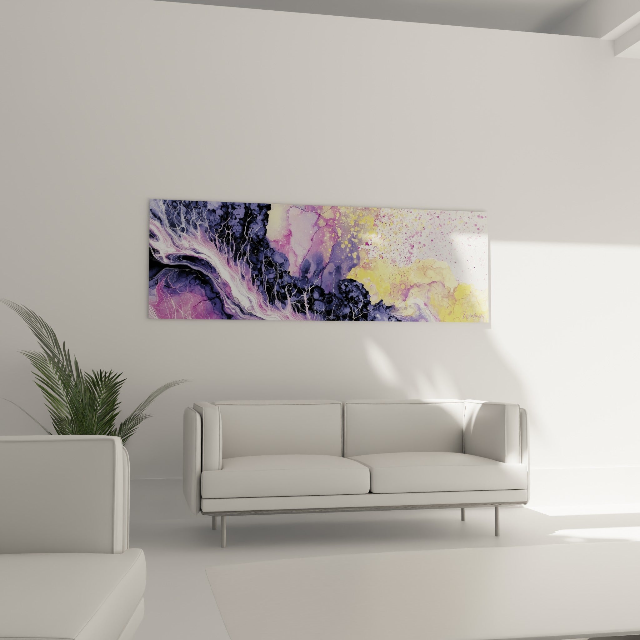 Réseau anthracite et éclats jaune pâle traversent ce tableau artistique abstrait au-dessus d'un canapé dans un salon lumineux