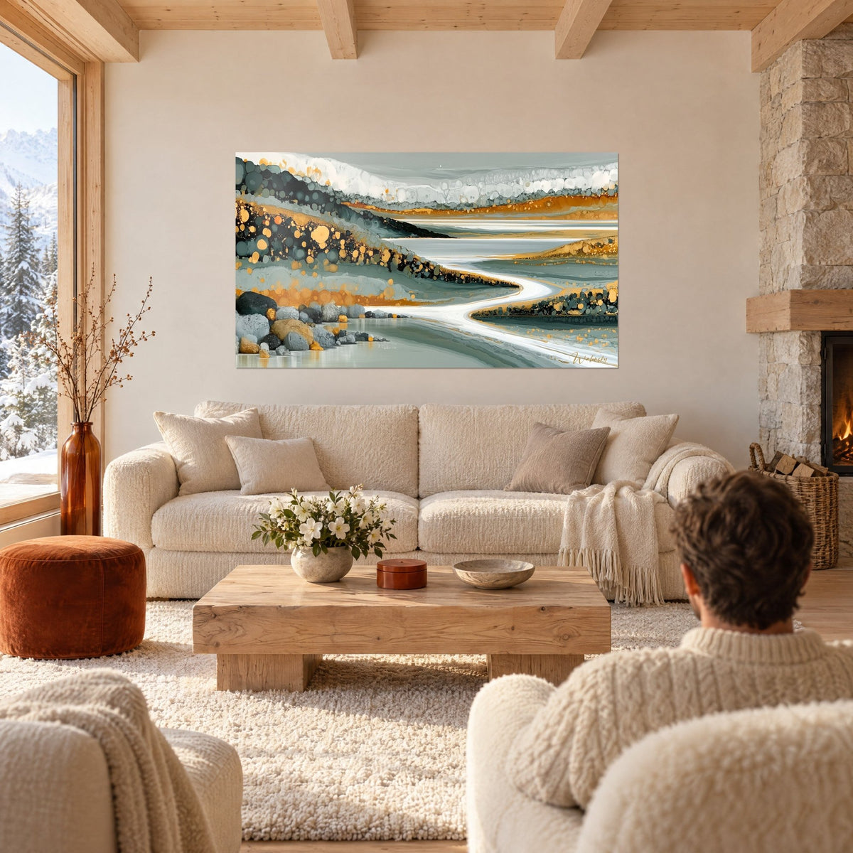 Tableau méandre doré serpentant entre collines grises et galets noirs, ocre et blanc nacré, salon chalet, au-dessus d'un canapé dans un salon lumineux
