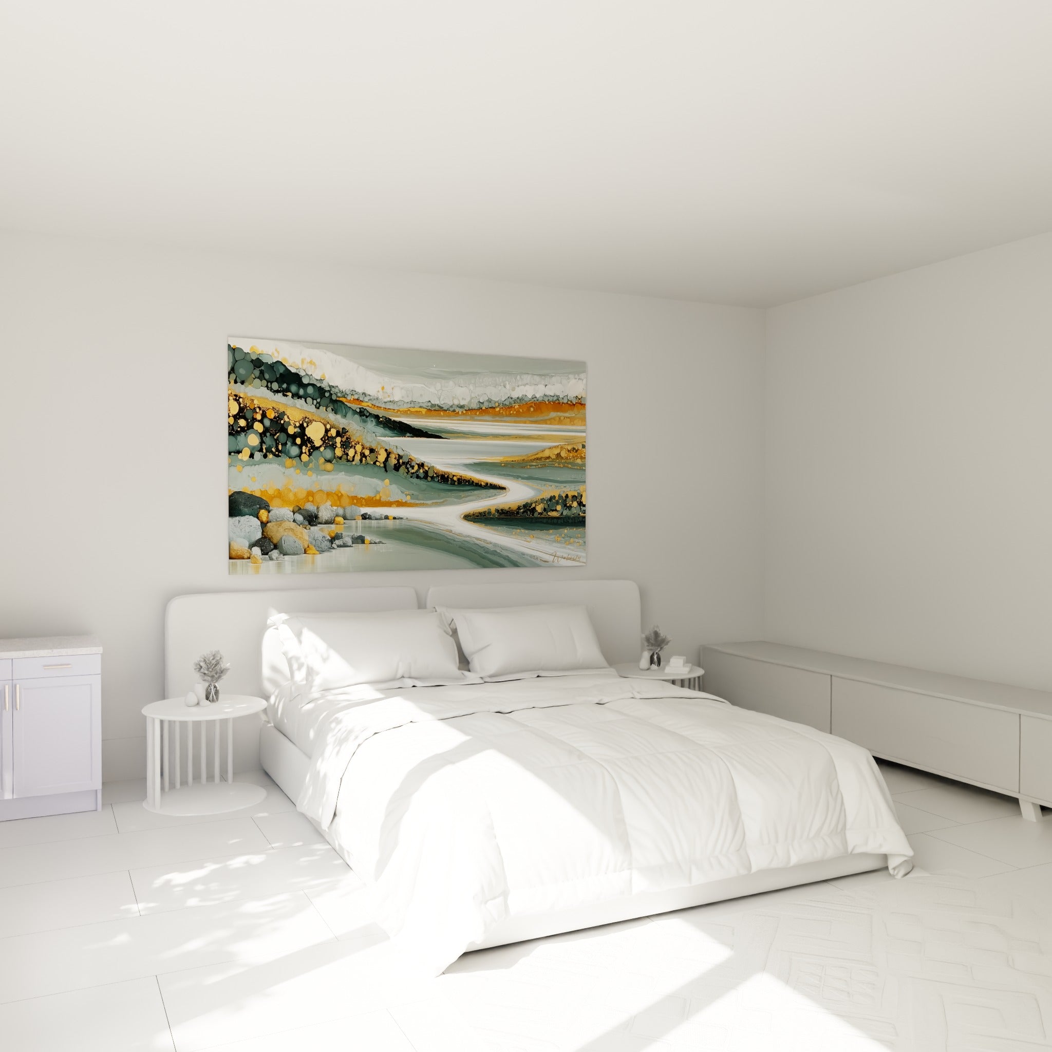 Méandre doré et gris traversant un paysage abstrait, accroché au-dessus d'un lit dans une chambre claire